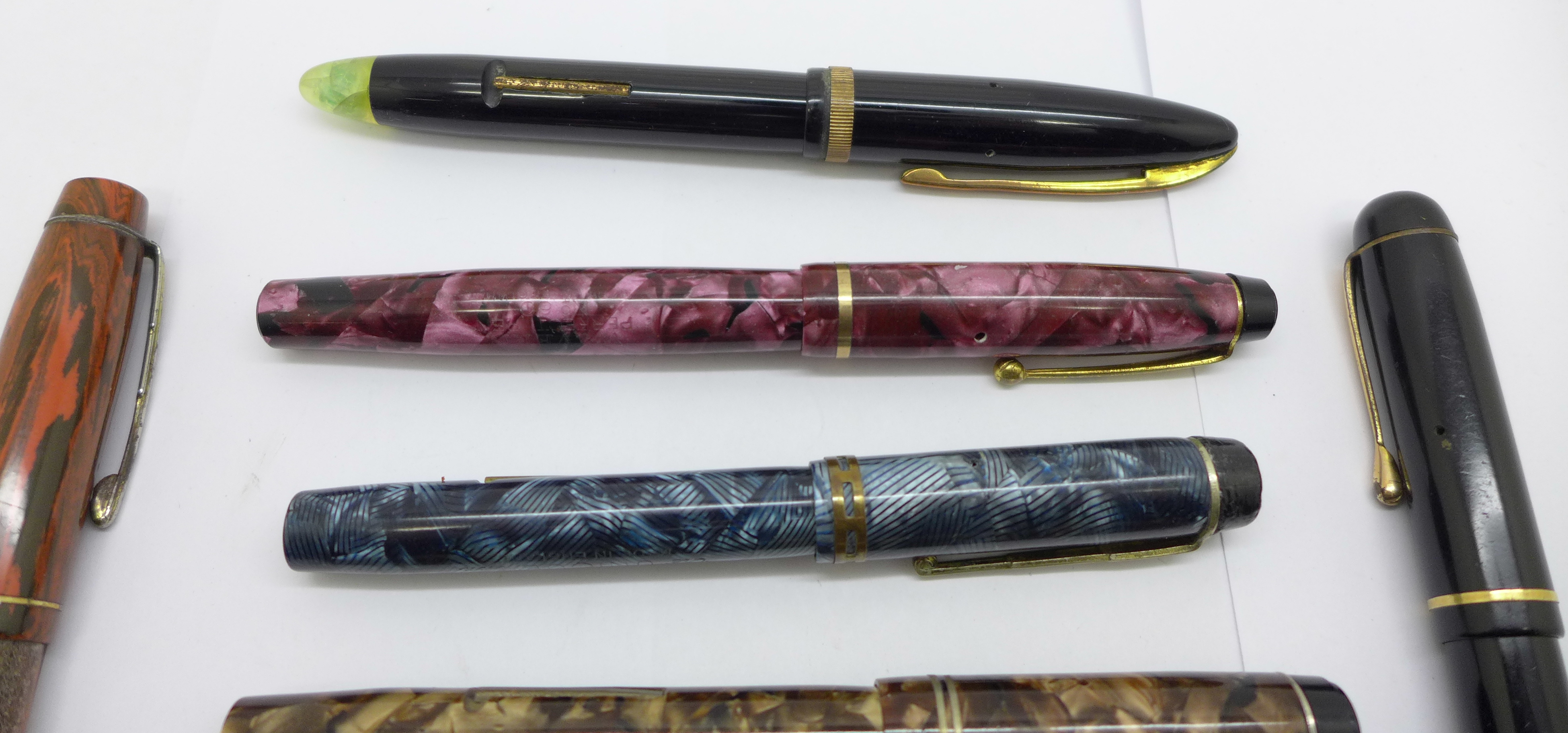 A collection of eight pens including 2x Unique, Wyvern and Mentmore, all eight with 14ct gold nibs - Bild 3 aus 7