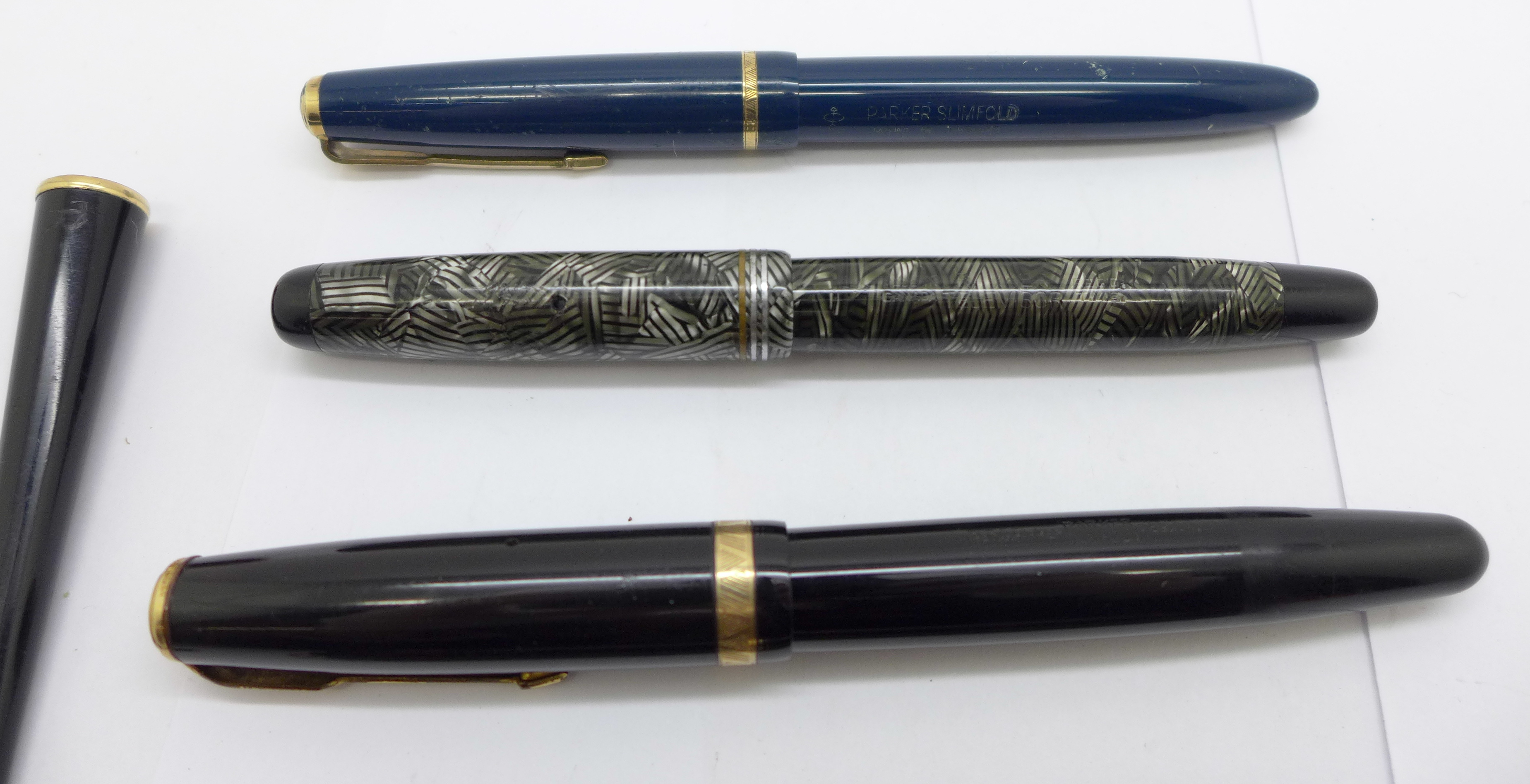 Five Parker pens; Televisor, Slimfold, Duofold, one pocket pen and a Duofold desk pen, three with - Bild 2 aus 5