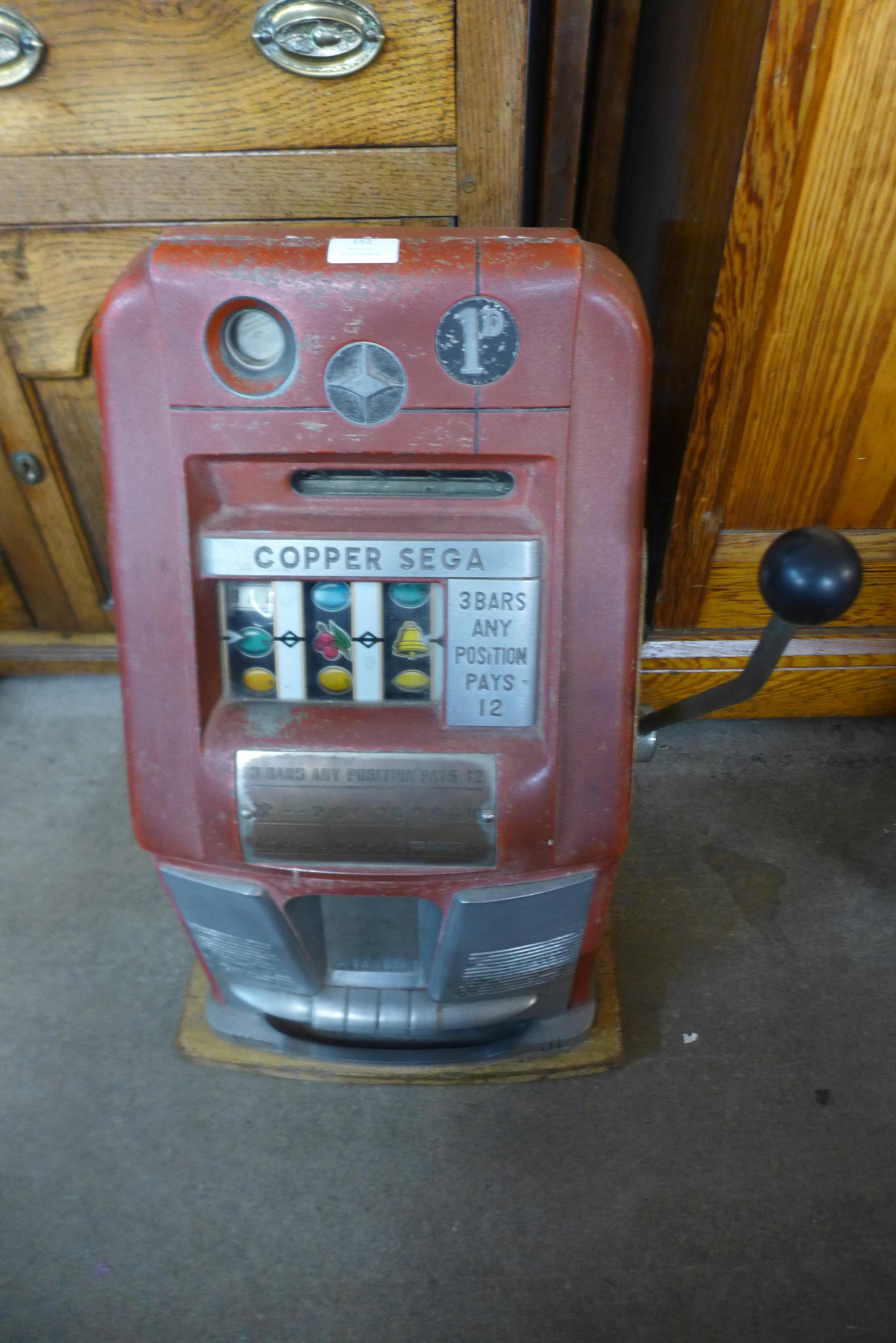 A vintage Copper Sega one arm bandit fruit machine - Bild 2 aus 4