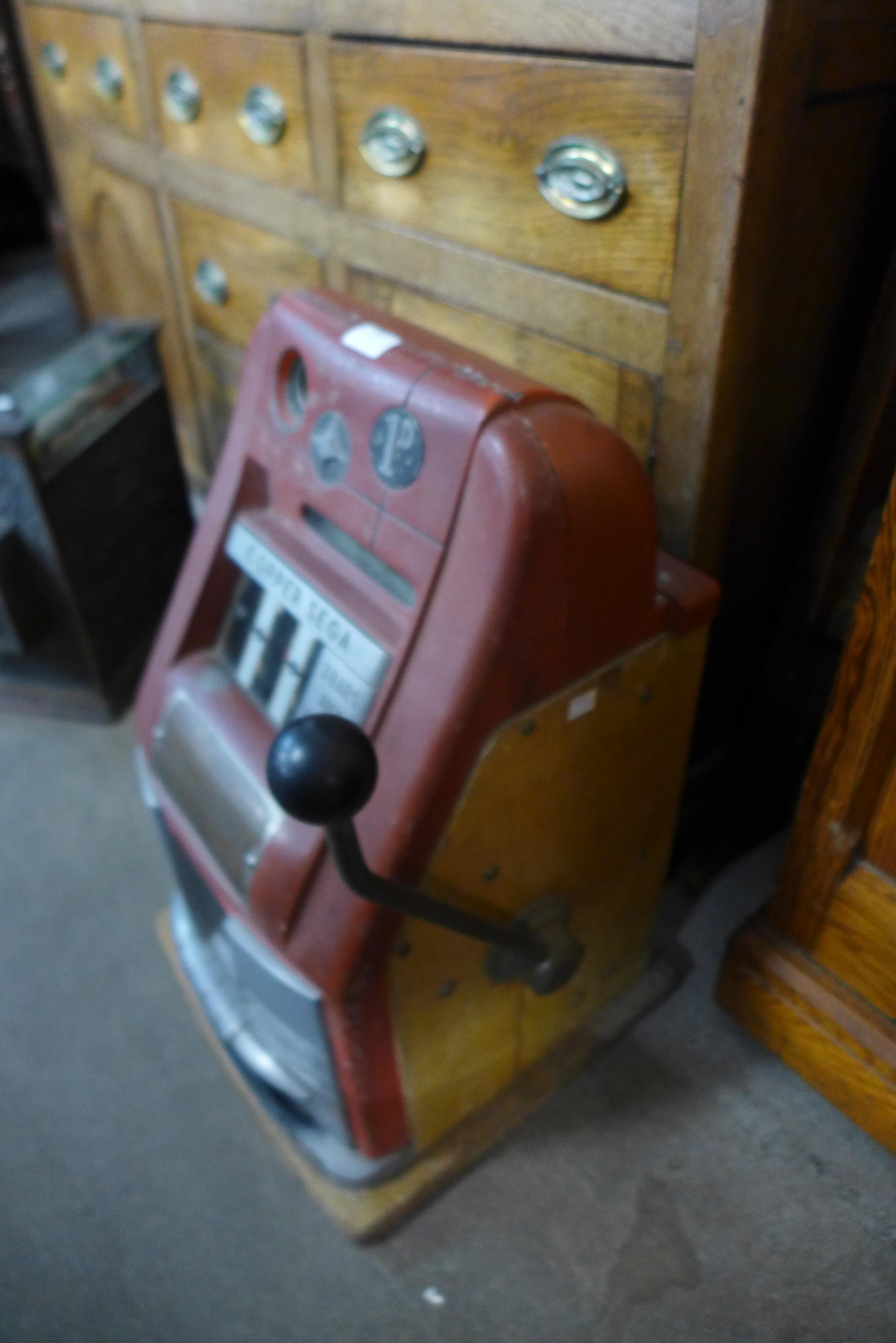 A vintage Copper Sega one arm bandit fruit machine - Bild 3 aus 4