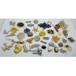 Forty assorted costume brooches