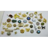 Forty assorted costume brooches
