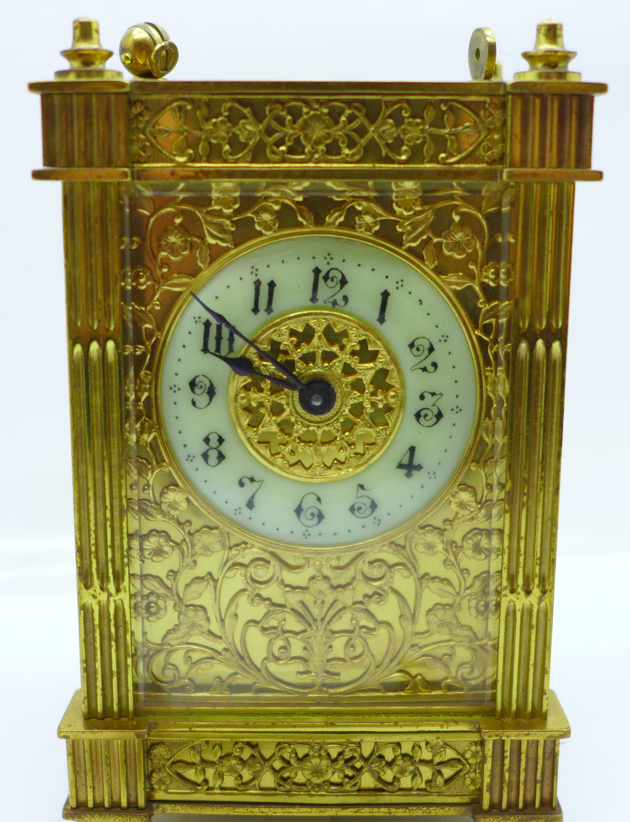A brass and four glass sided mantel timepiece with pierced fretwork sides, a/f - Bild 2 aus 4