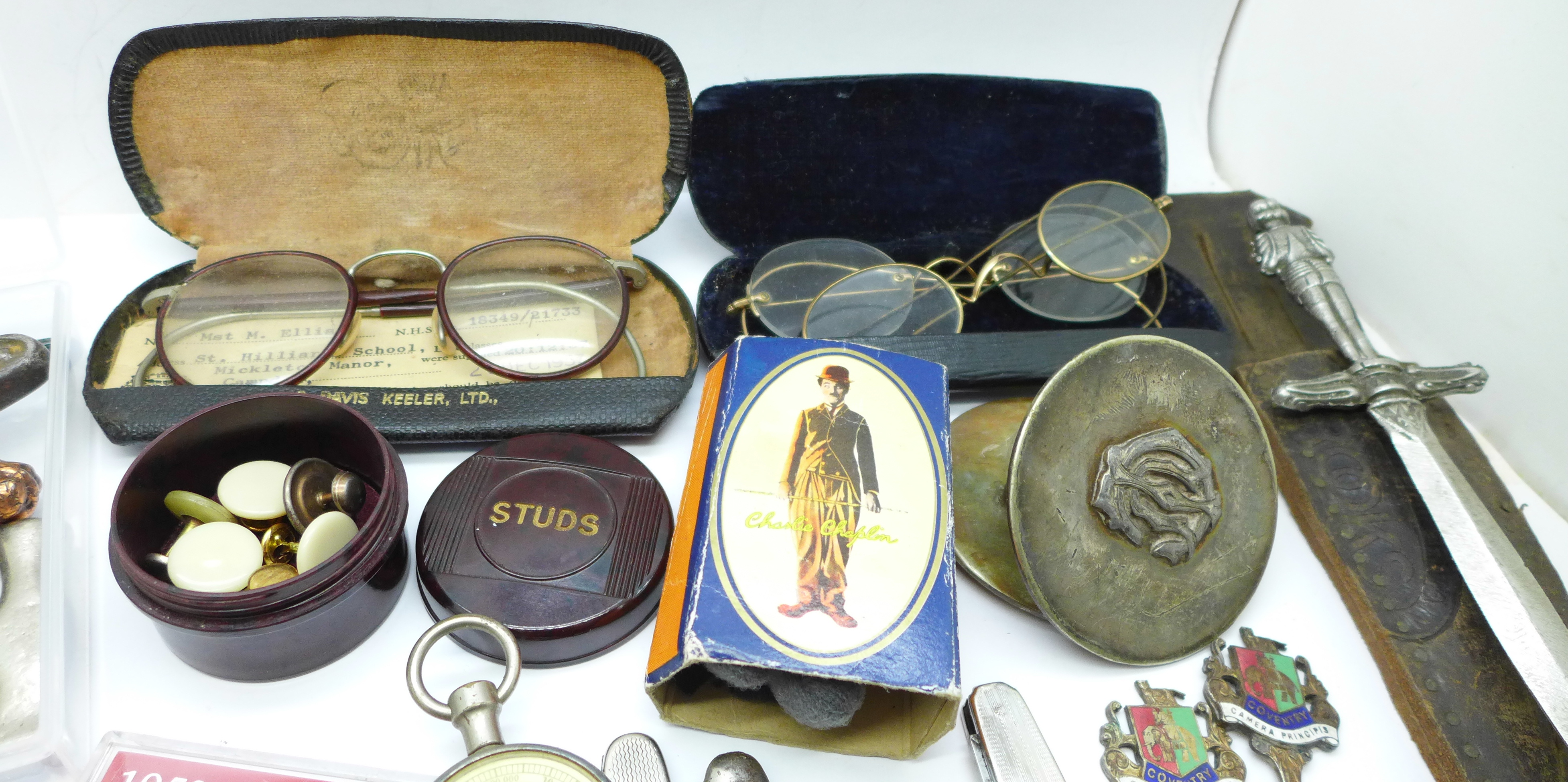 Three pairs of spectacles, penknives, commemorative crowns, souvenir spoons, etc. - Bild 4 aus 5