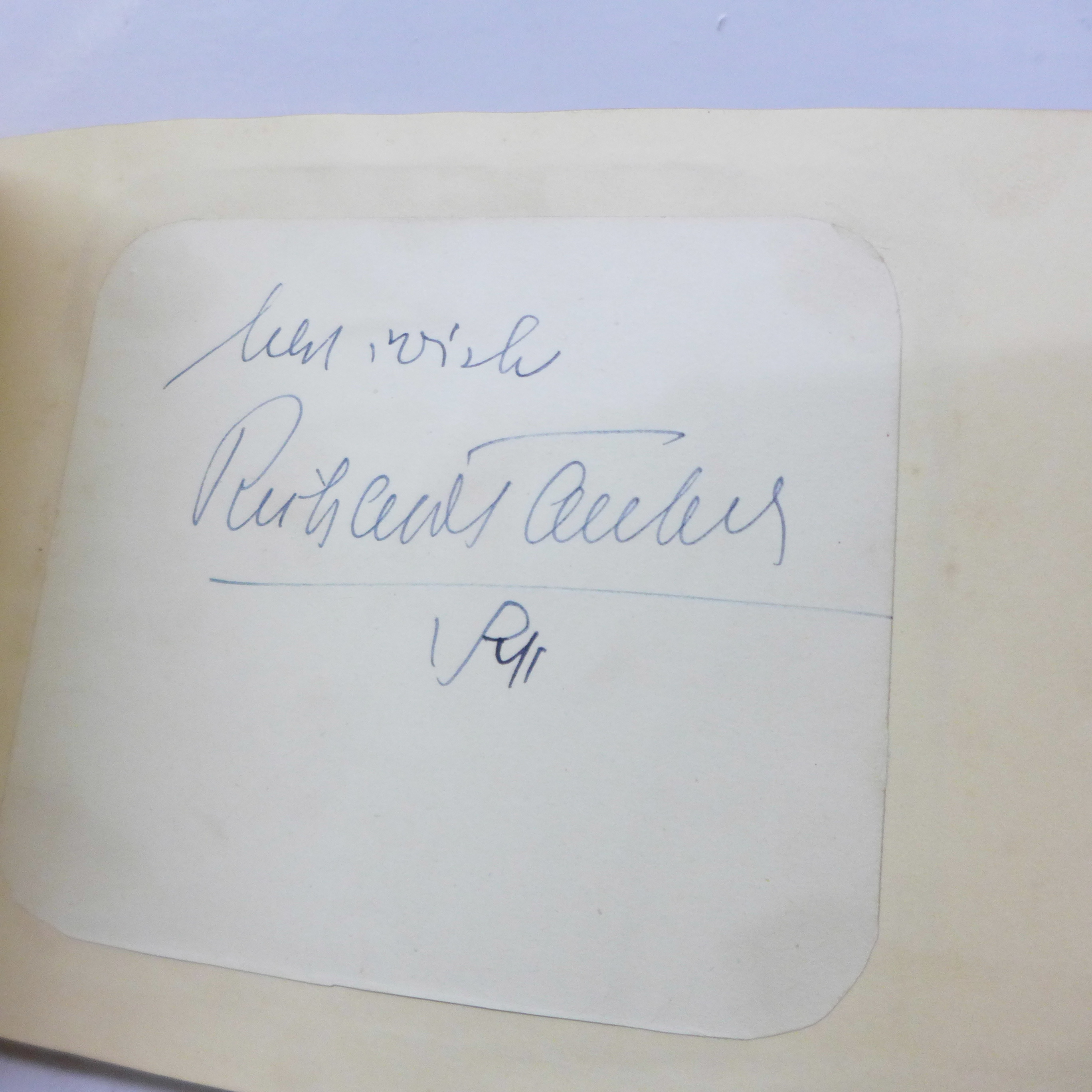 A collection of autograph books and keepsake albums, including one containing Vera Lynn, Michael - Bild 30 aus 37