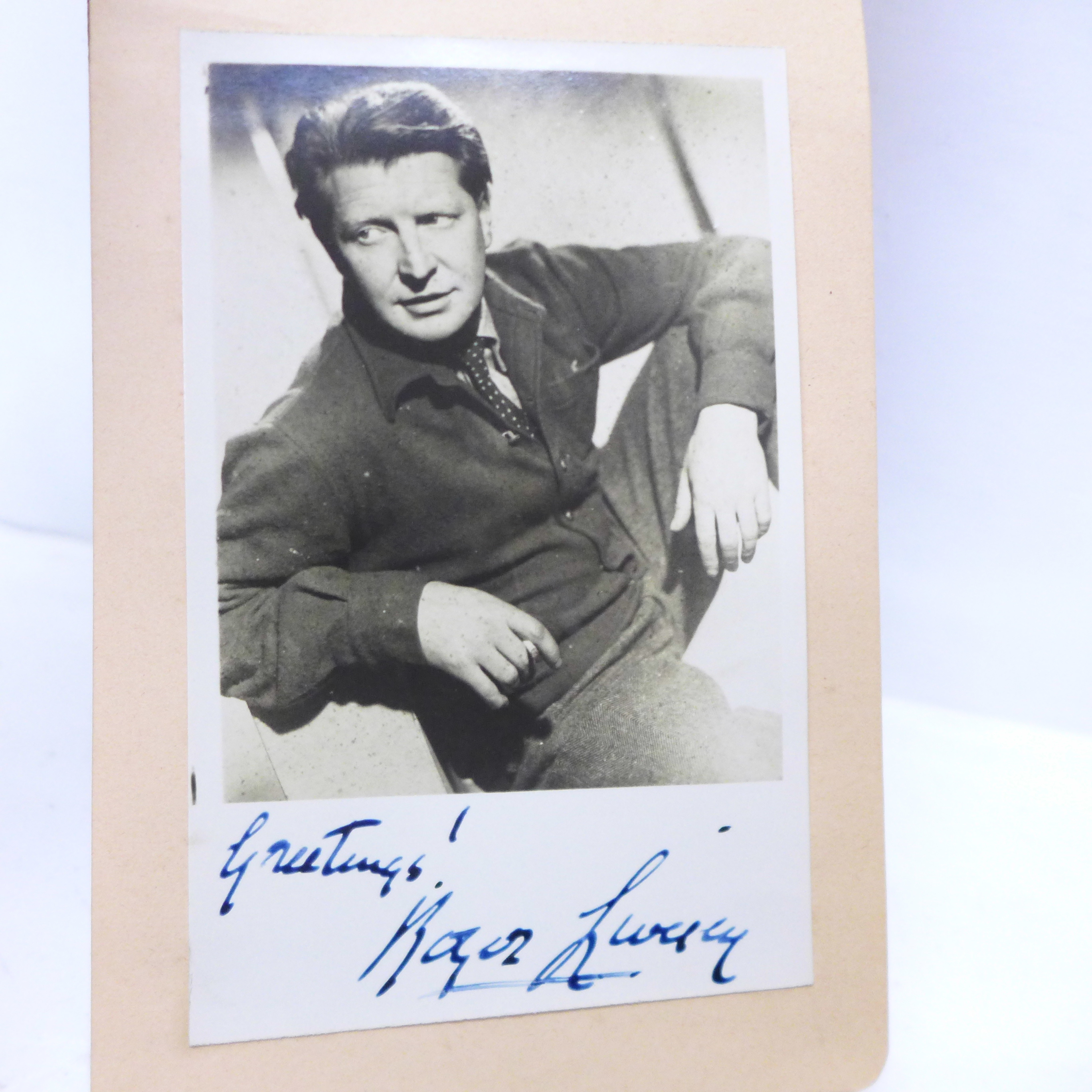 A collection of autograph books and keepsake albums, including one containing Vera Lynn, Michael - Bild 32 aus 37