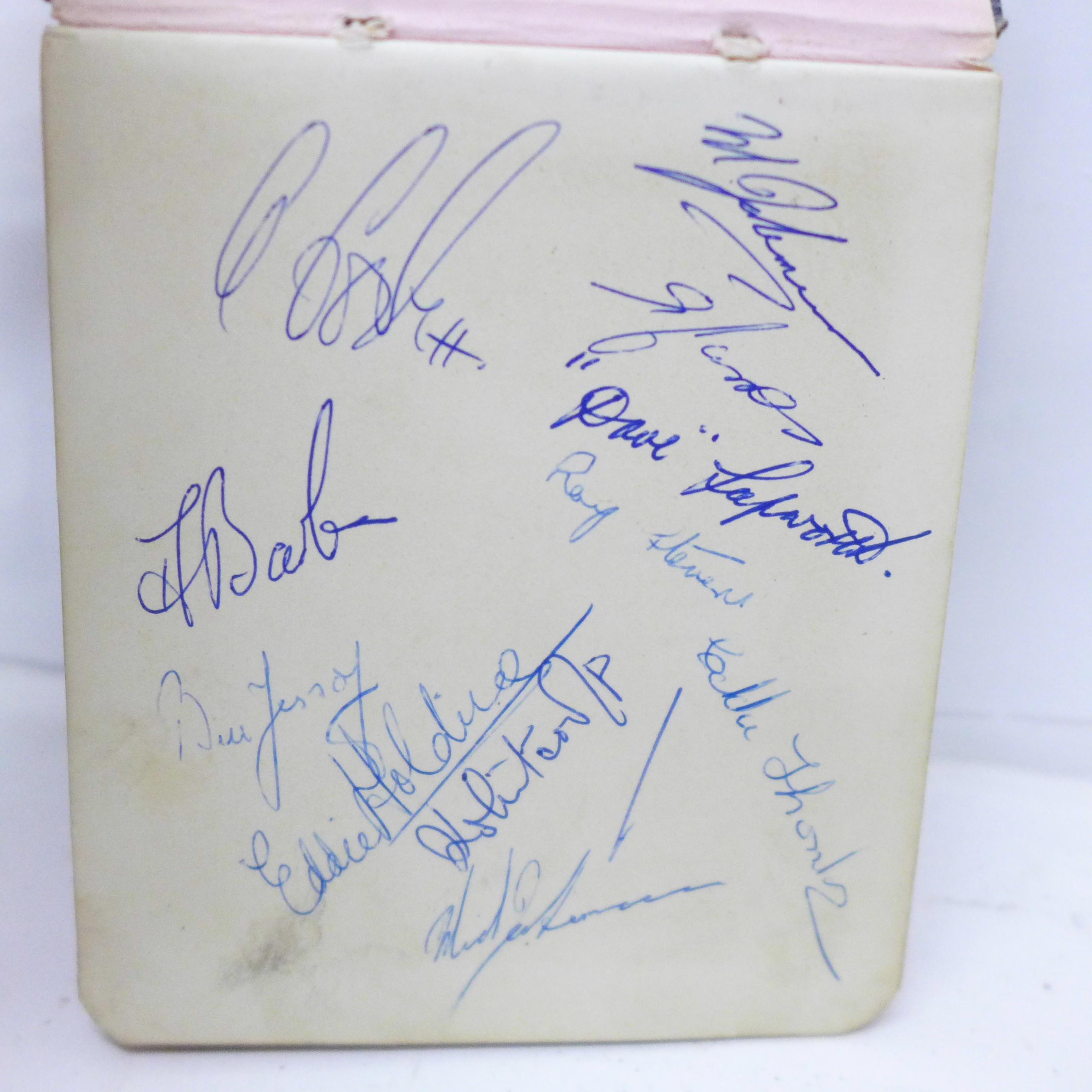 A collection of autograph books and keepsake albums, including one containing Vera Lynn, Michael - Bild 36 aus 37