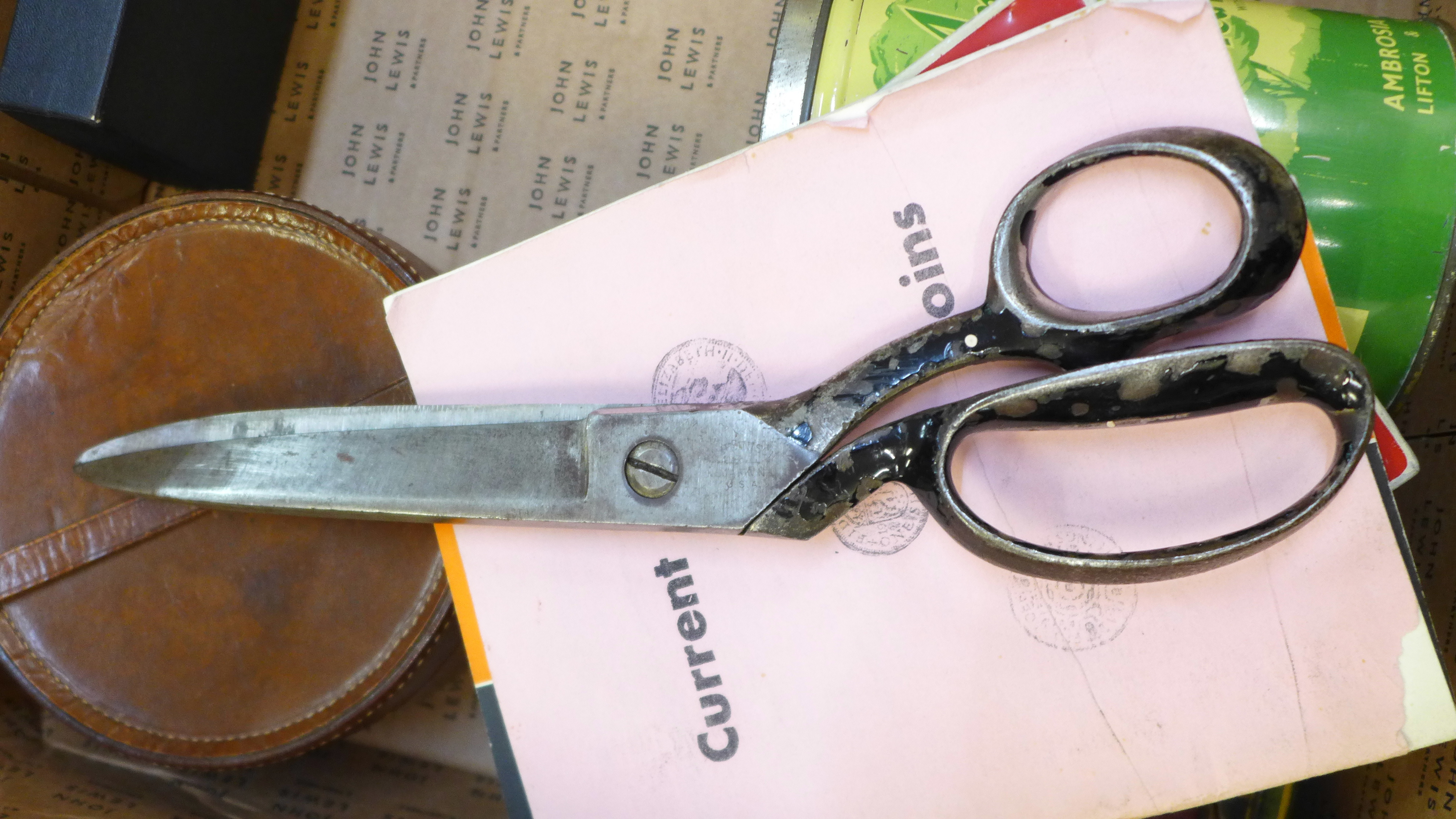 A box of assorted items, a collar box, a 1950's motor fuel ration book, a pair of scissors, a - Bild 4 aus 4