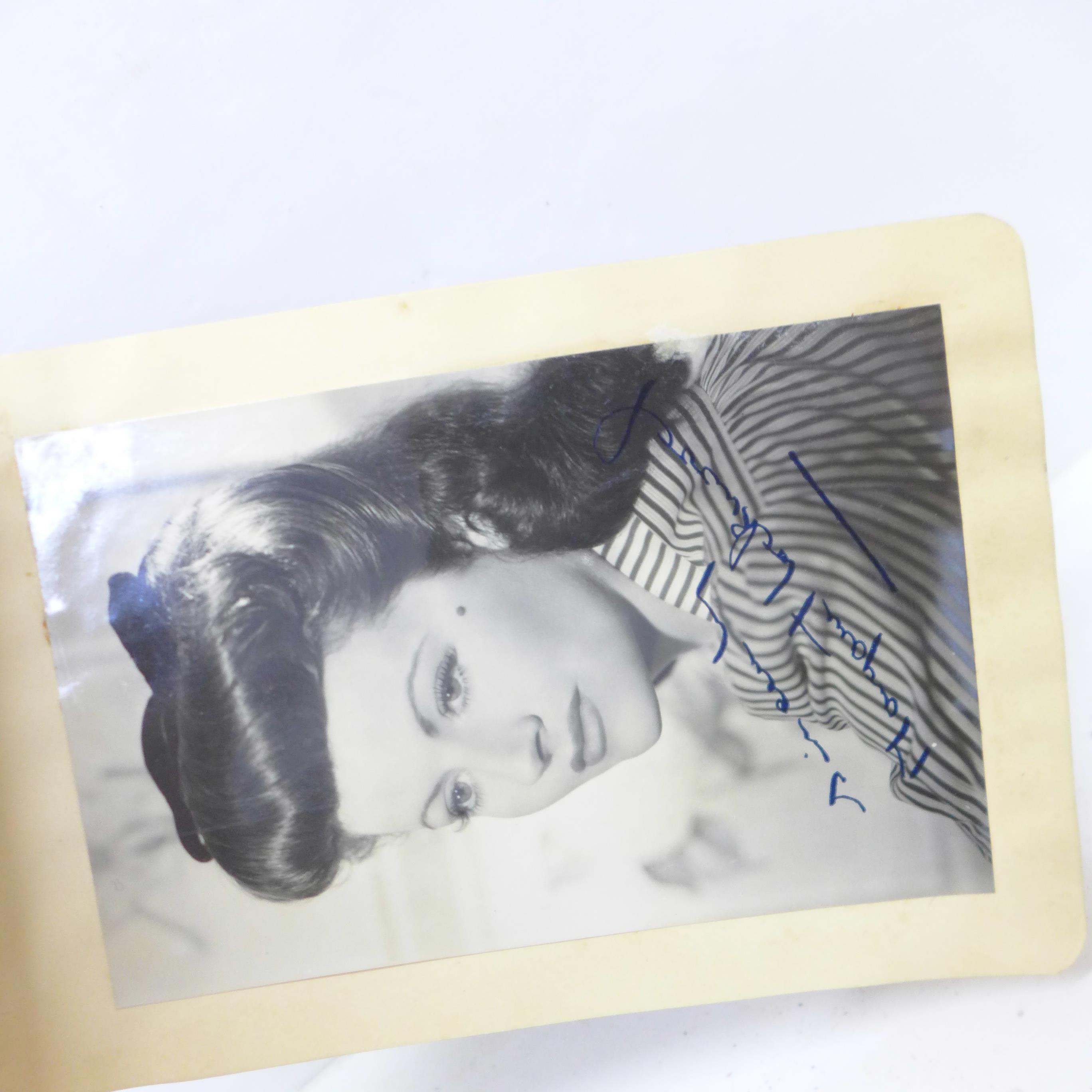 A collection of autograph books and keepsake albums, including one containing Vera Lynn, Michael - Bild 25 aus 37