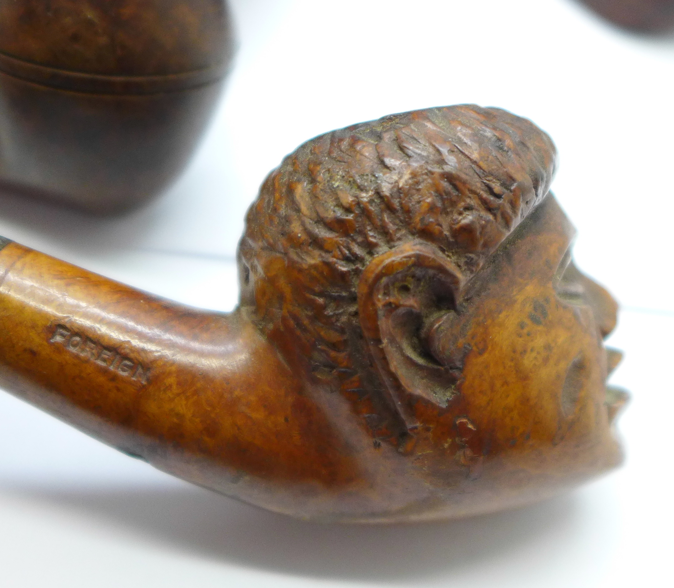 Five pipes including one with carved head, a tobacco pouch and a tobacco box - Bild 3 aus 6