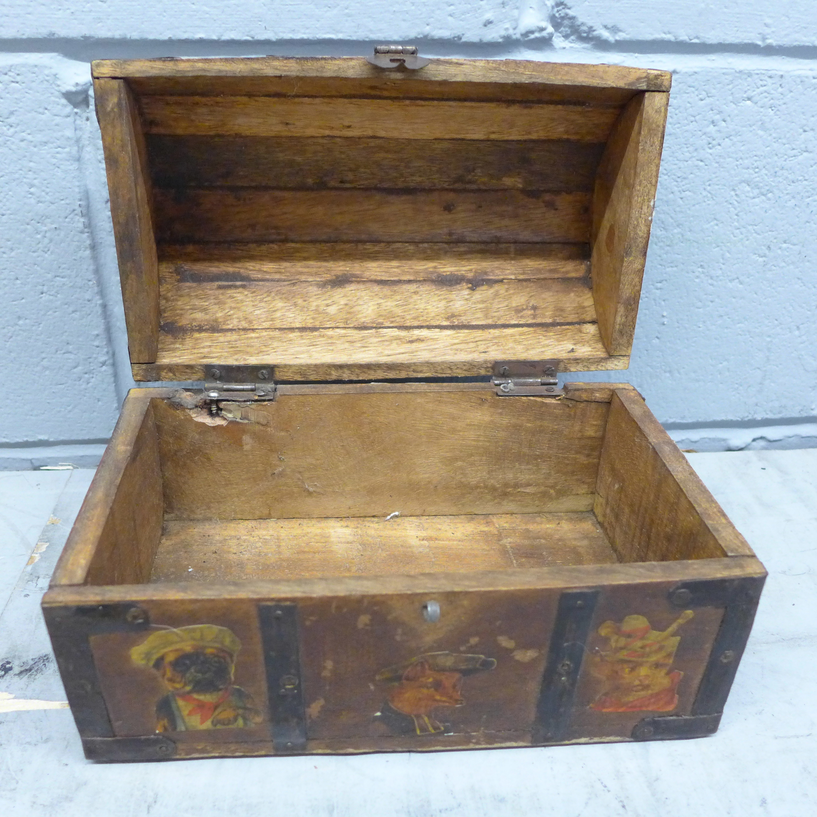 A wooden domed top box with decoupage scraps - Bild 2 aus 2