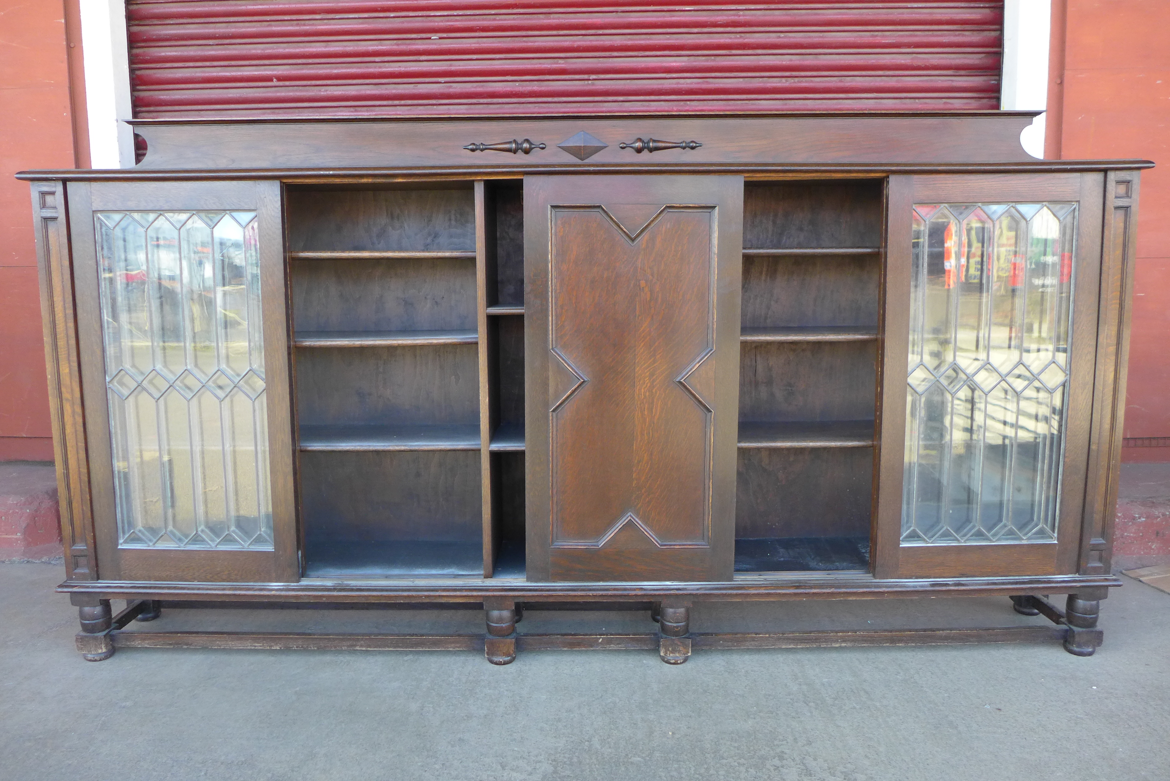 An early 20th Century oak five door sliding bookcase, 128cms h, 243cms w, 33cms d - Bild 3 aus 3