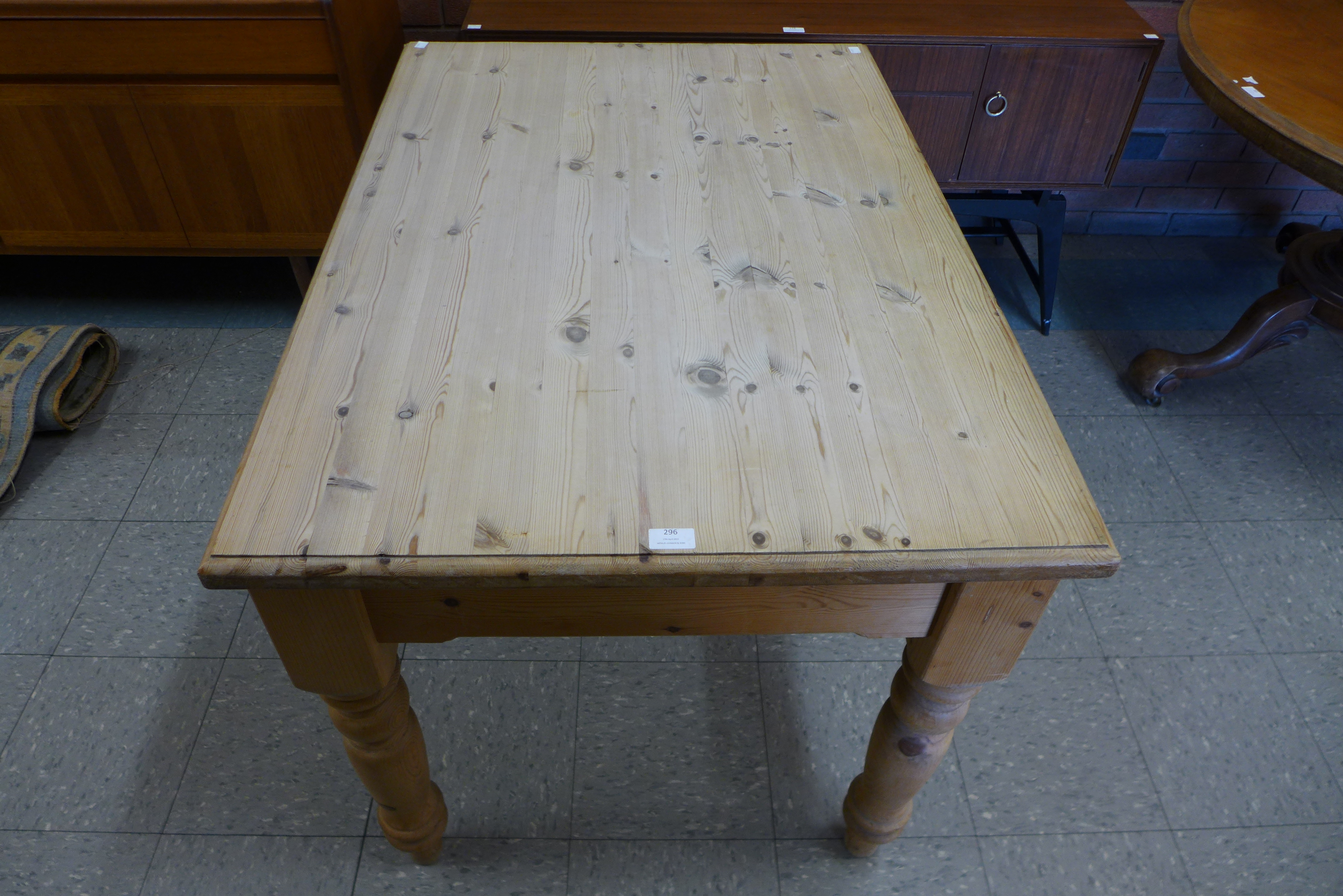 A pine single drawer kitchen table - Image 2 of 2