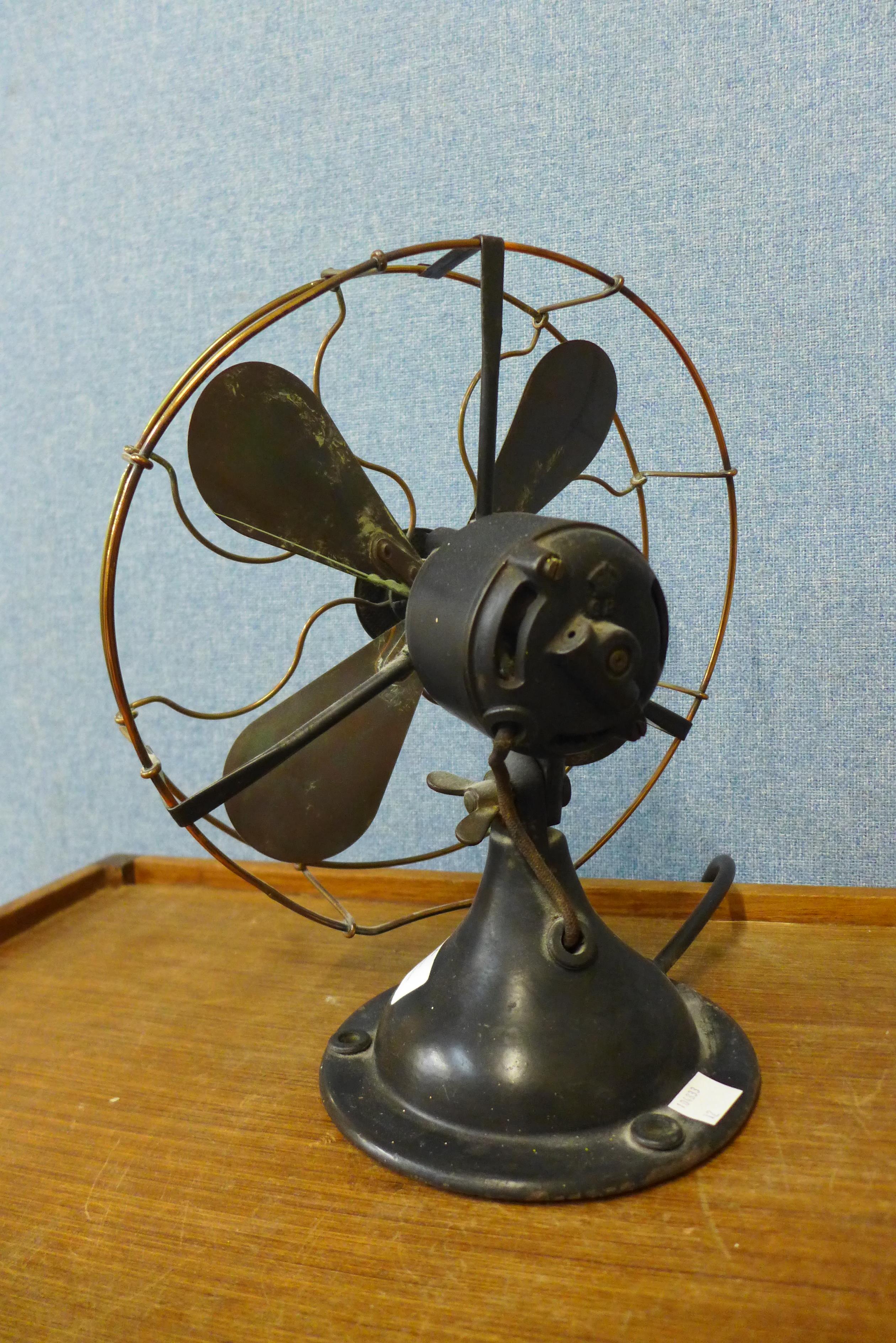 A 1940's GEC metal desk fan - Image 2 of 2