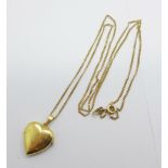 A 9ct gold locket and chain, 4.1g