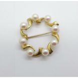 A 9ct gold and pearl brooch, 3.3g