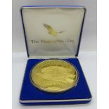A 1997 The Washington Mint U.S.A., One Quarter Pound Fine Silver Coin, 14ct gold plated, 124g, 89mm,