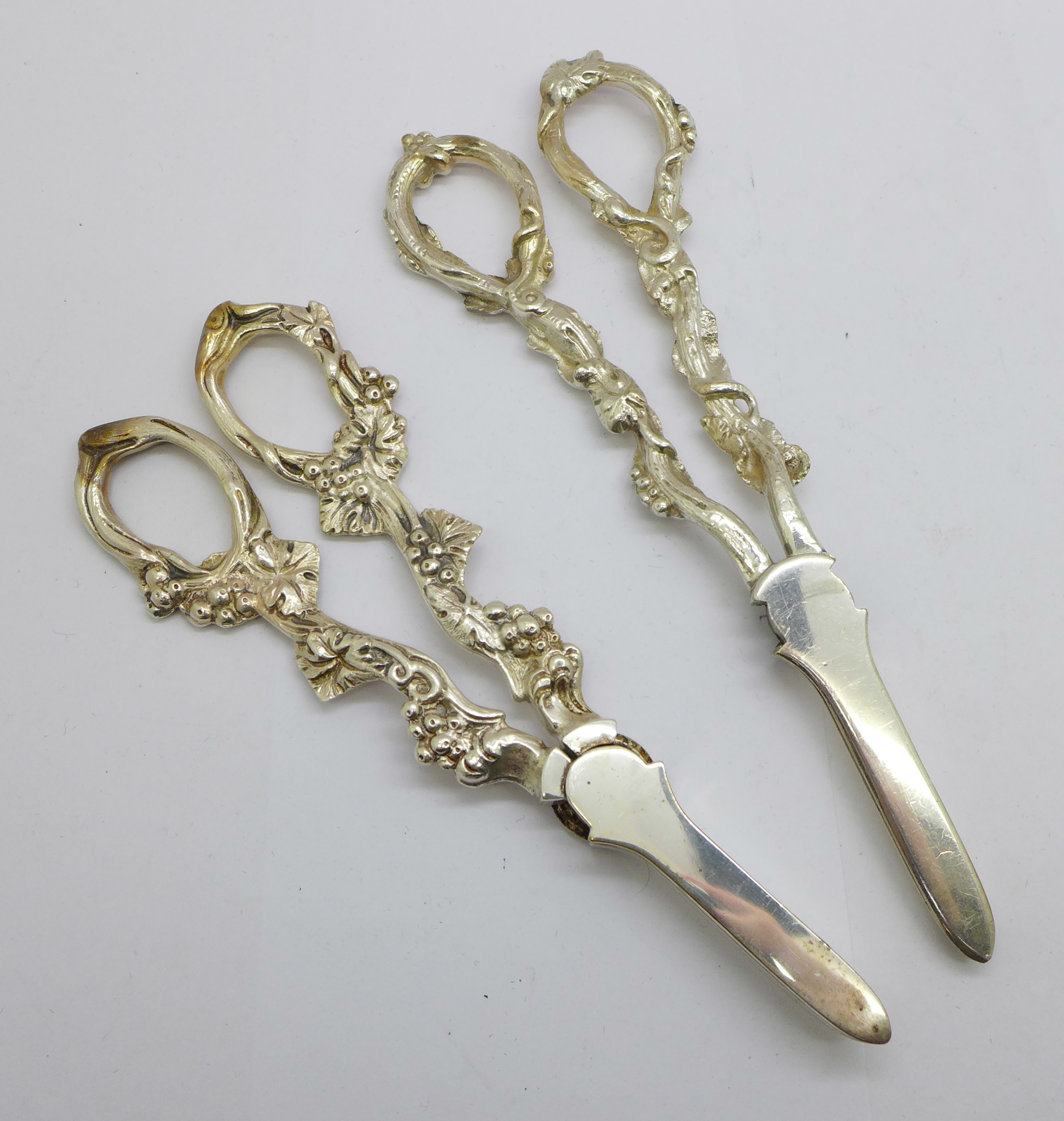 Two pairs of grape scissors, one a/f - Image 2 of 3
