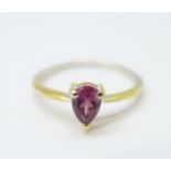 A silver gilt and rhodolite garnet solitaire ring, N