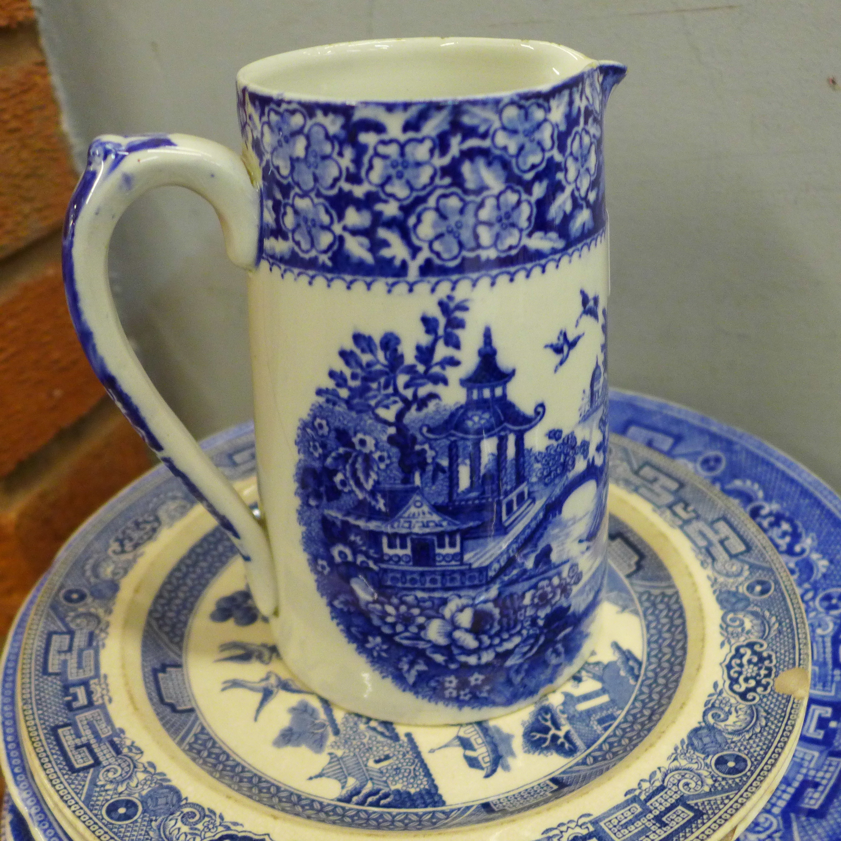 Assorted blue and white china, mainly Willow pattern, twenty-five pieces - Image 3 of 9