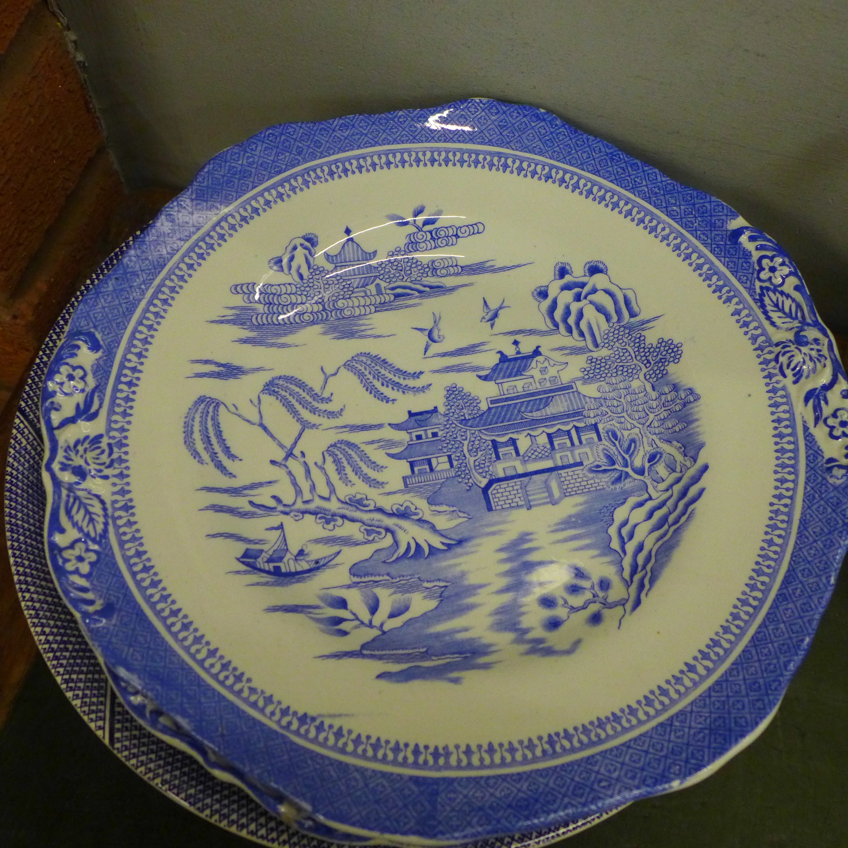 Assorted blue and white china, mainly Willow pattern, twenty-five pieces - Image 6 of 9