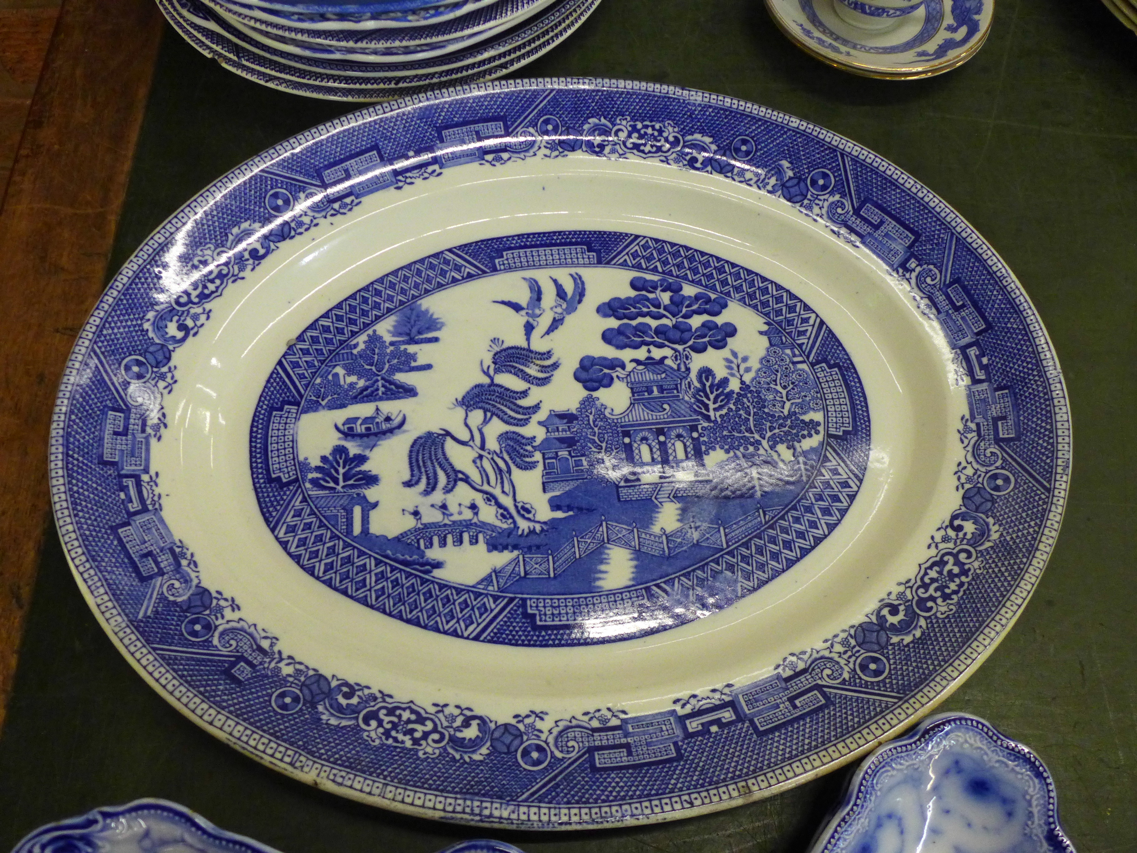 Assorted blue and white china, mainly Willow pattern, twenty-five pieces - Image 8 of 9