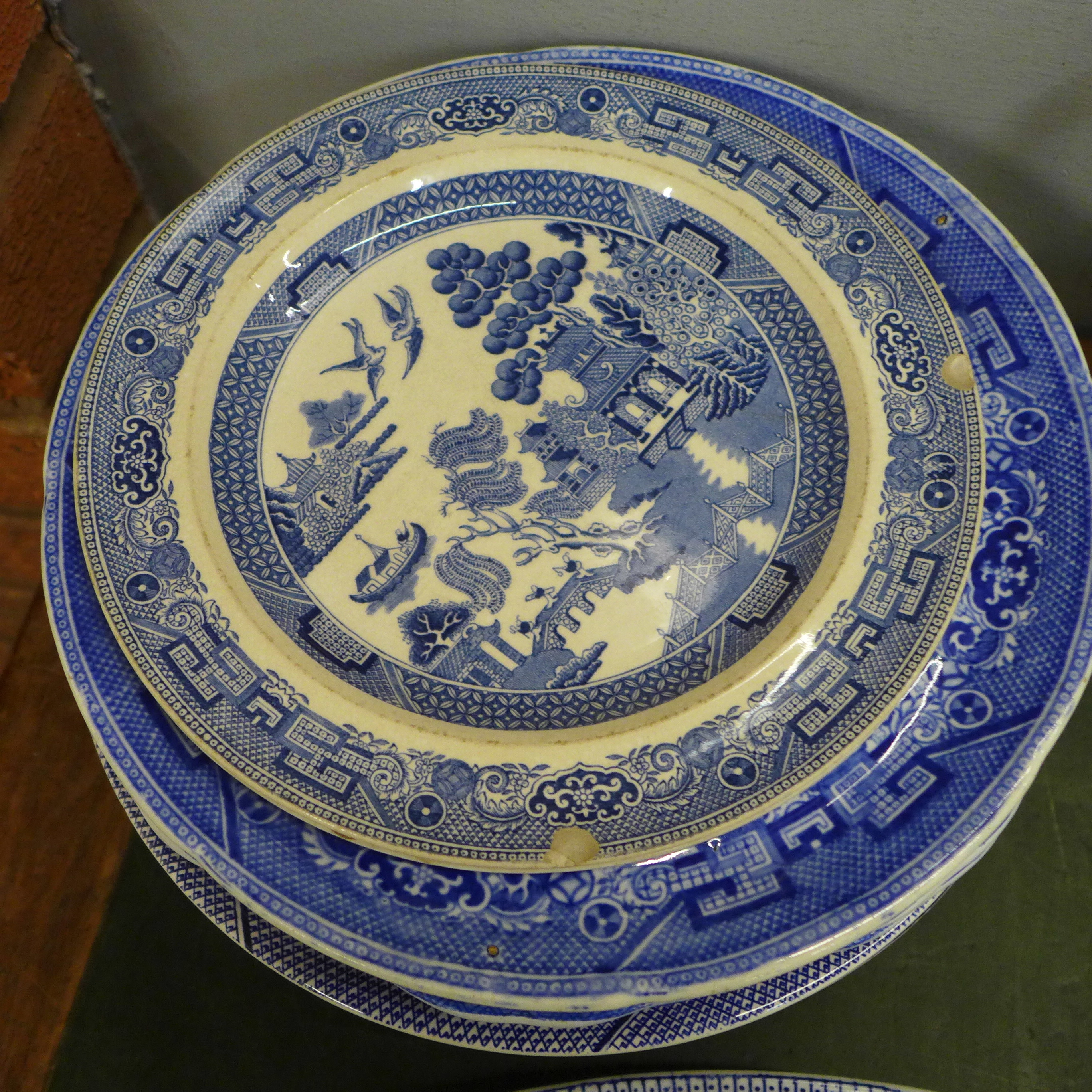 Assorted blue and white china, mainly Willow pattern, twenty-five pieces - Image 5 of 9