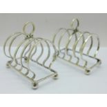 A pair of silver toast racks, Goldsmiths & Silversmiths Co. Ltd., 84g, base 75mm x 35mm