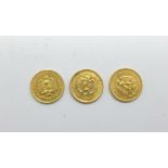 Three 1945 Dos Pesos gold coins, total weight 5g