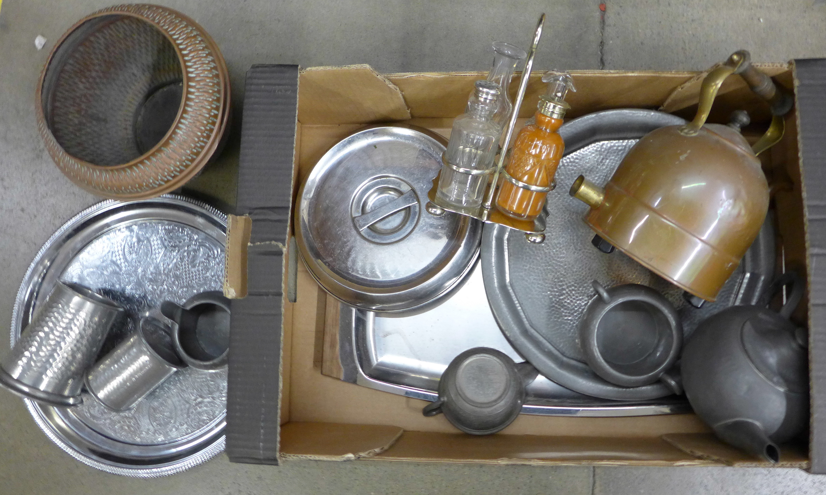 A box of metal wares **PLEASE NOTE THIS LOT IS NOT ELIGIBLE FOR POSTING AND PACKING**