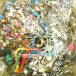 Costume jewellery, 2.5kg