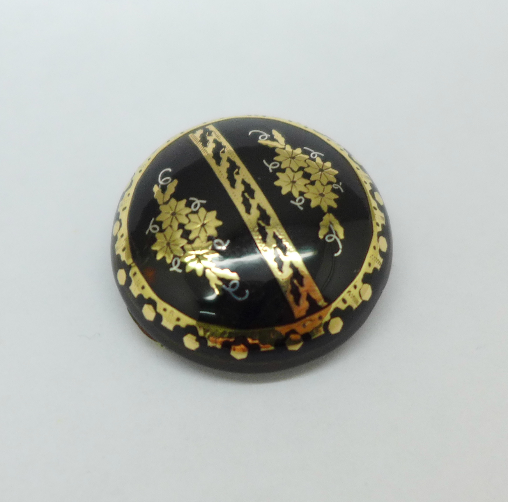 A tortoiseshell pique brooch, 25mm