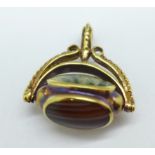 A 9ct gold spinner fob set with agate, total weight 7.2g