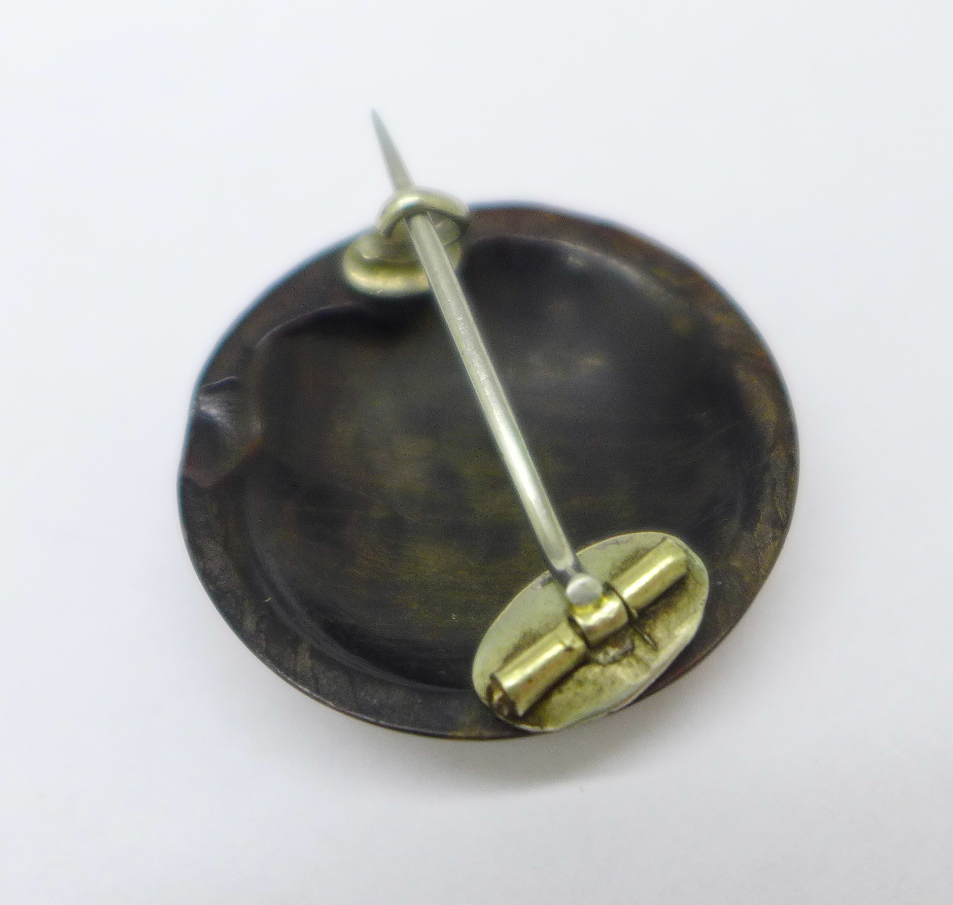 A tortoiseshell pique brooch, 25mm - Bild 2 aus 2