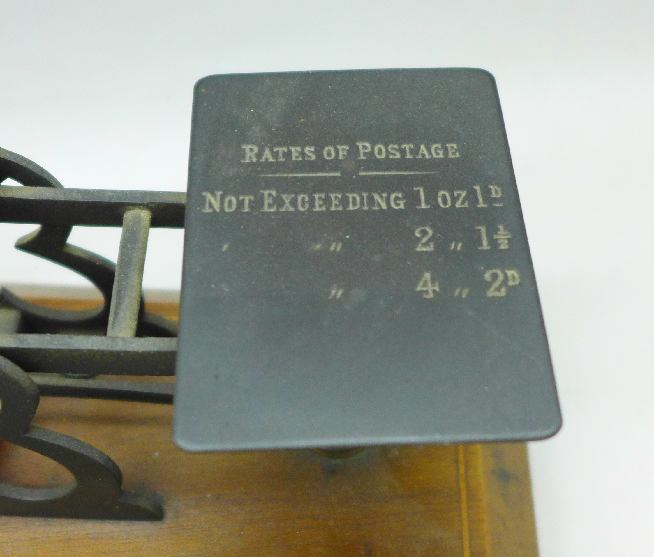 A set of Edwardian postal scales and weights with inlaid wooden base - Bild 2 aus 2