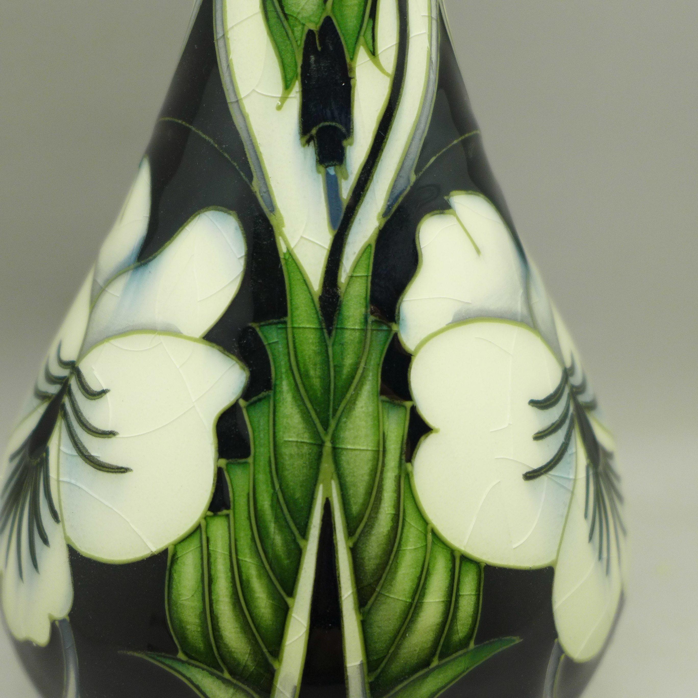 A Moorcroft clematis vase, KW, 2003, second, 23cm (vase is heavily crazed) - Bild 3 aus 5