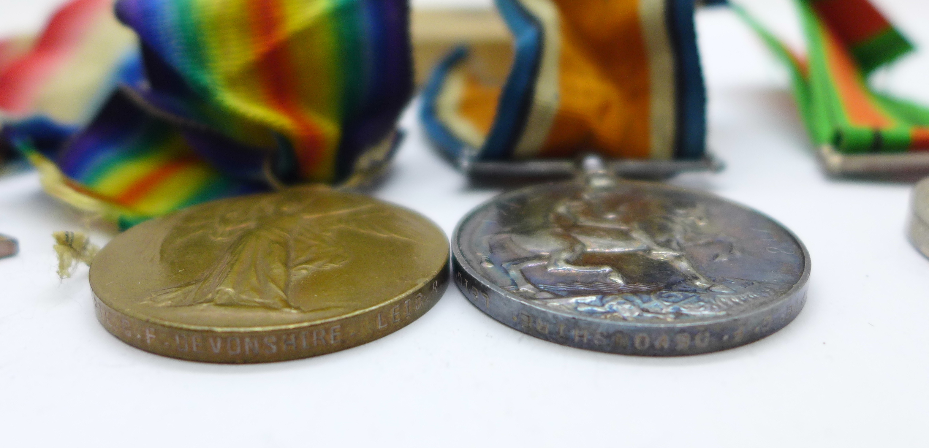A trio of WWI medals to 20415 Pte. C.F. Devonshire Leicestershire Regiment, the Victory Medal - Bild 3 aus 4