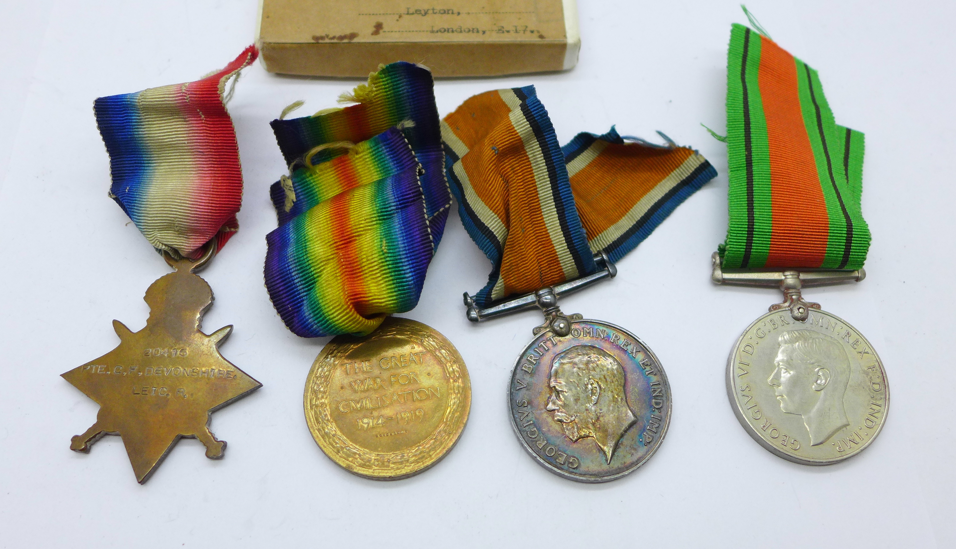 A trio of WWI medals to 20415 Pte. C.F. Devonshire Leicestershire Regiment, the Victory Medal - Bild 4 aus 4