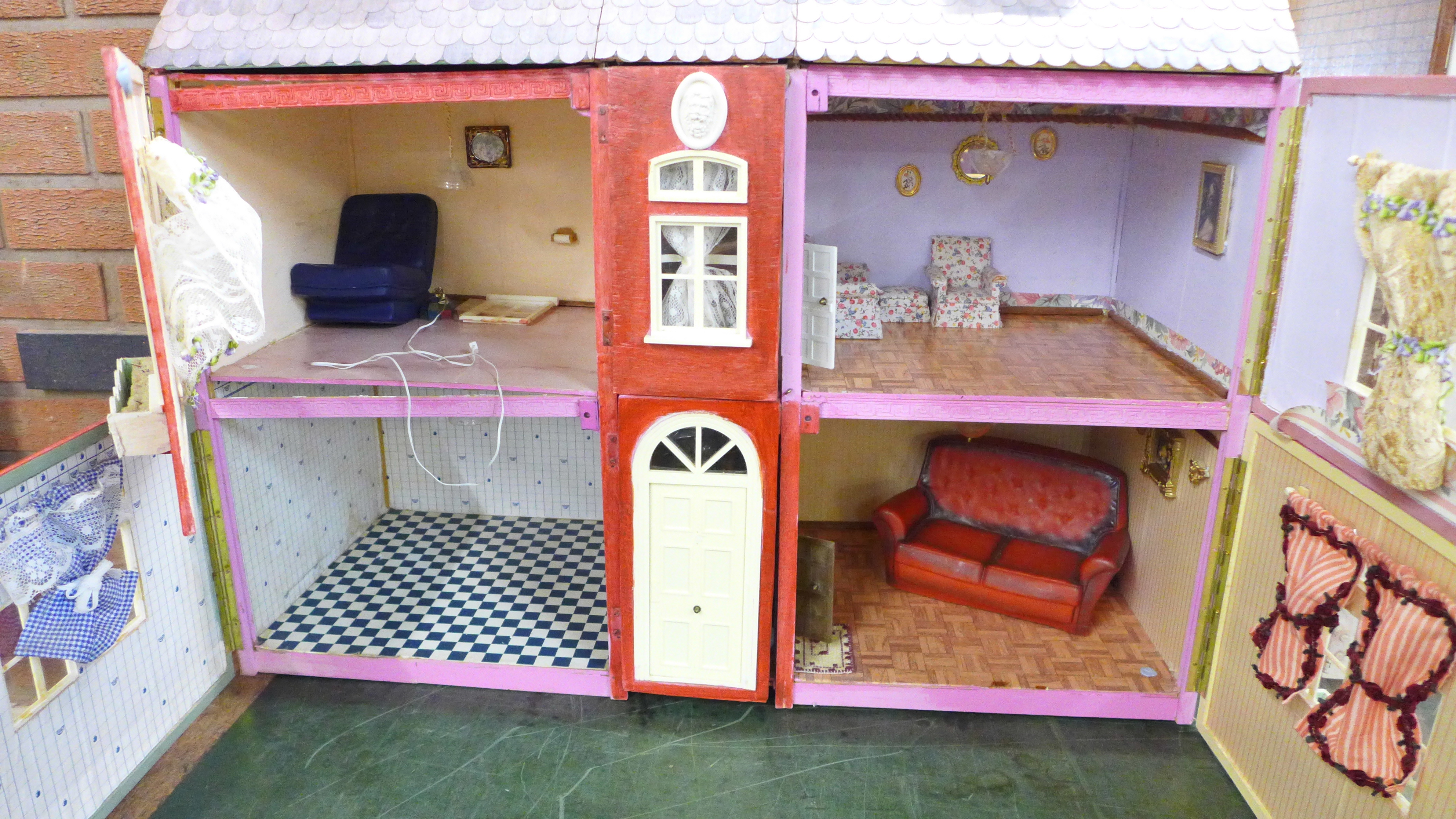 A wooden dolls house with some furniture - Image 2 of 6