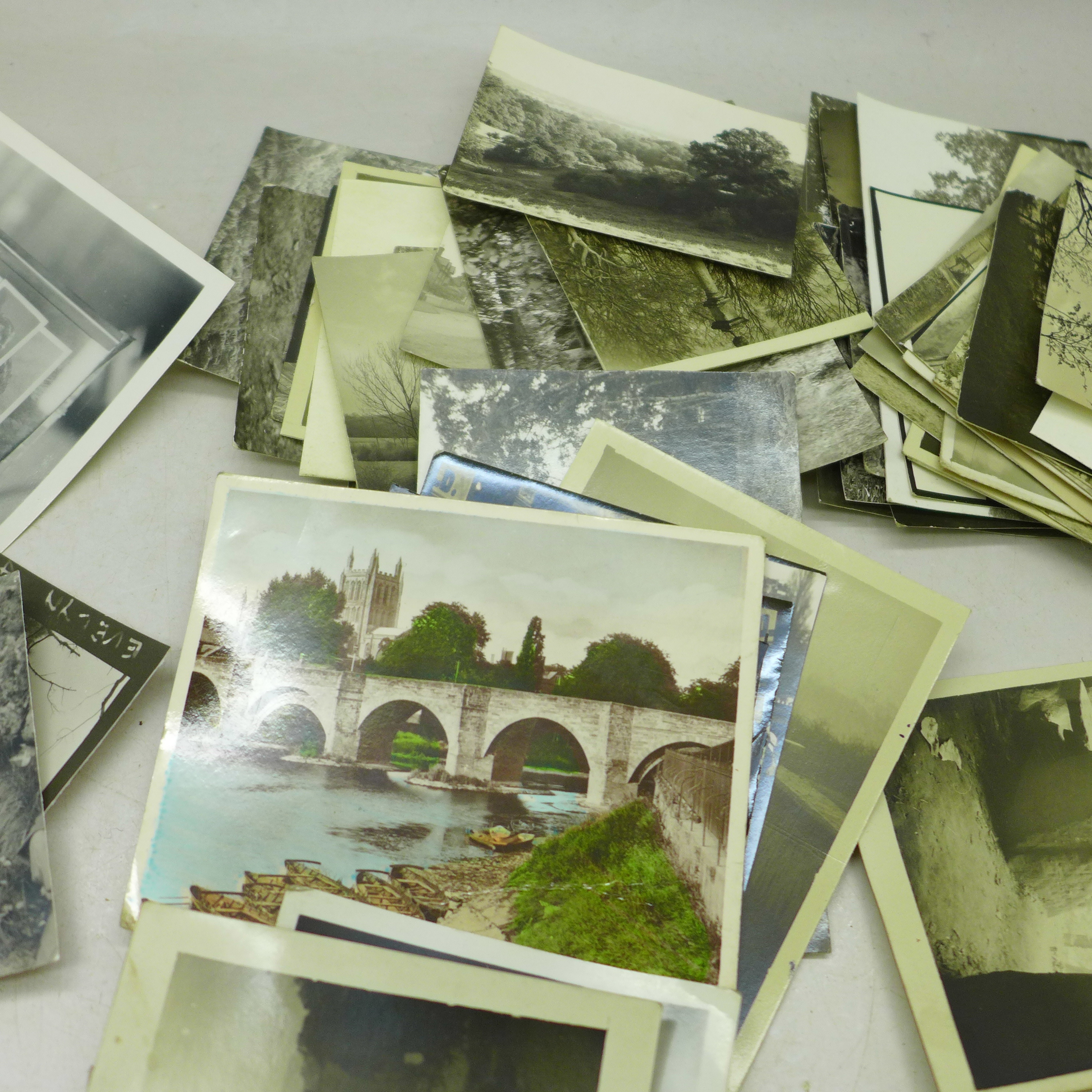 A box of small black and white photographs, Nottingham (Wollaton and area) and Derbyshire (Dovedale, - Bild 2 aus 4