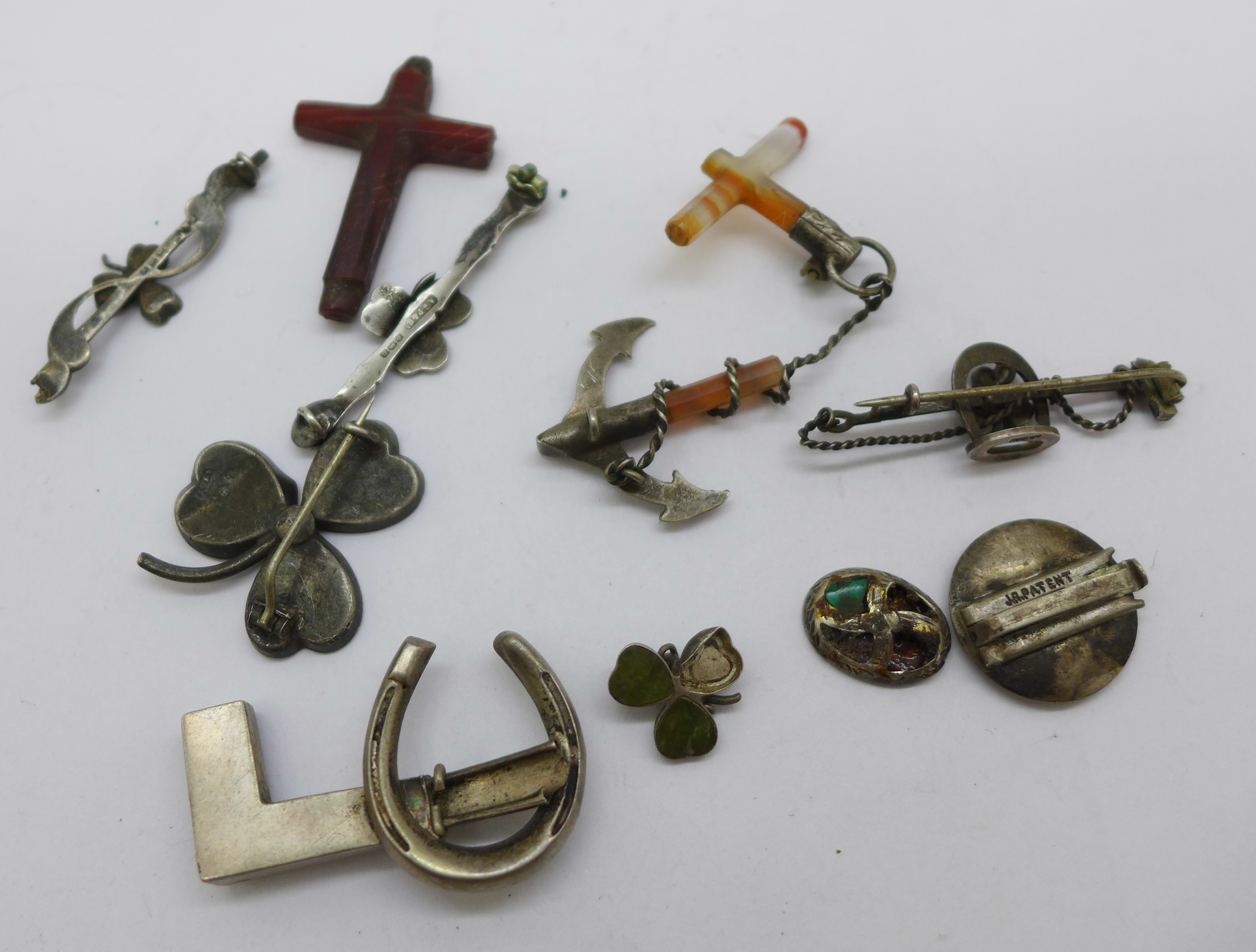 An Irish silver shamrock riding crop/stirrup brooch, one stone a/f, and other similar for spares and - Bild 2 aus 2