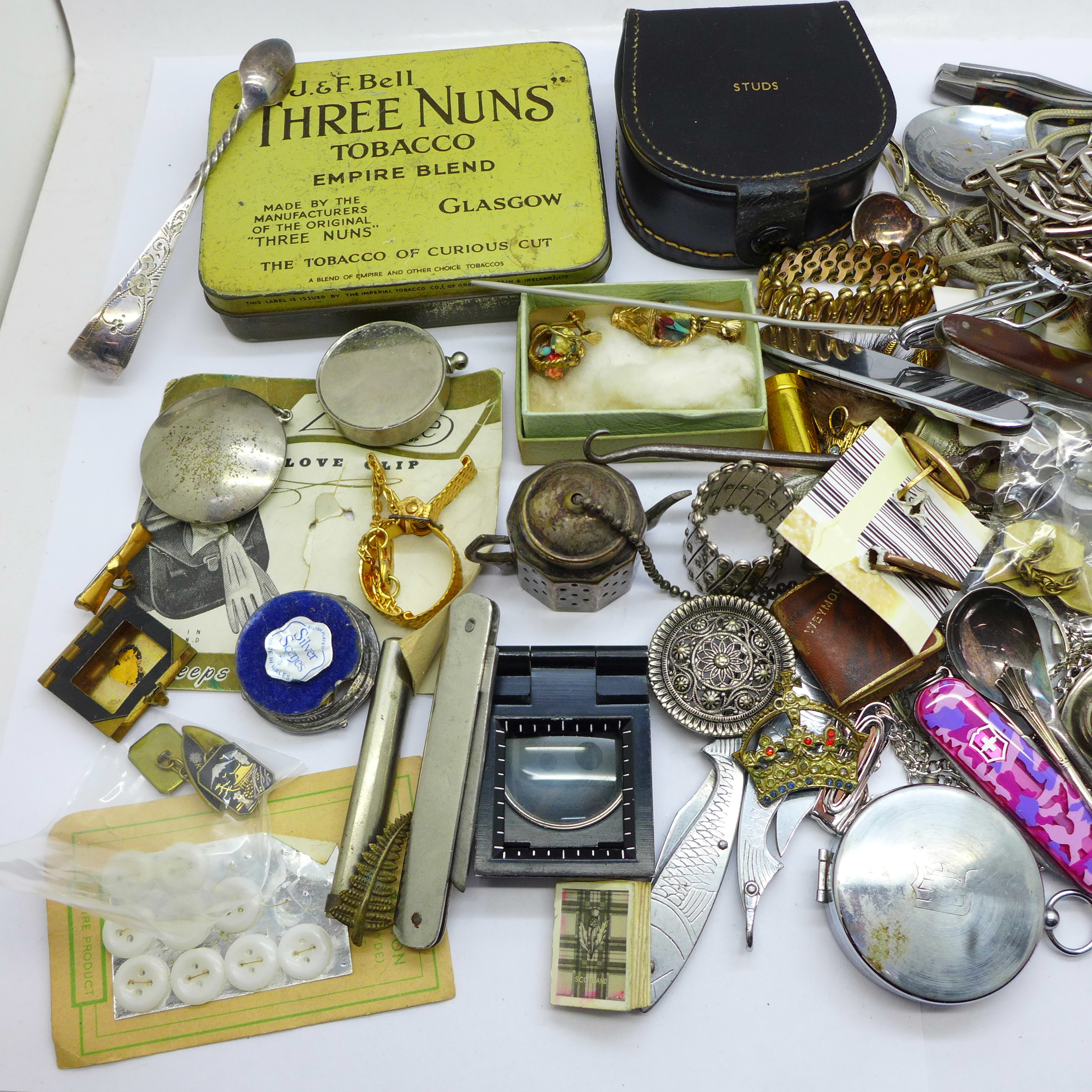 Assorted items including expanding armbands, sewing items, etc. - Bild 2 aus 3