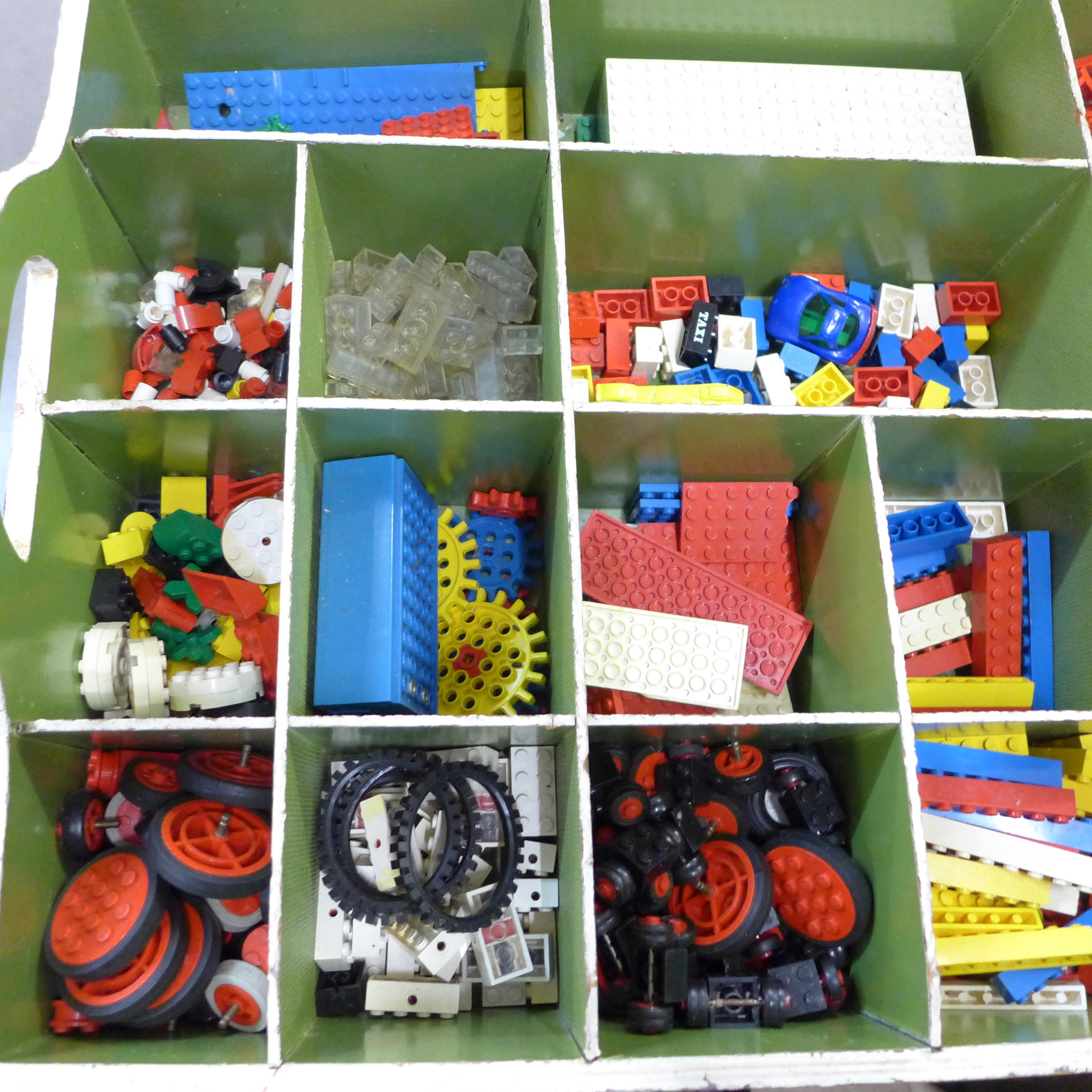 A crate of vintage Lego and a Meccano motor - Bild 2 aus 3