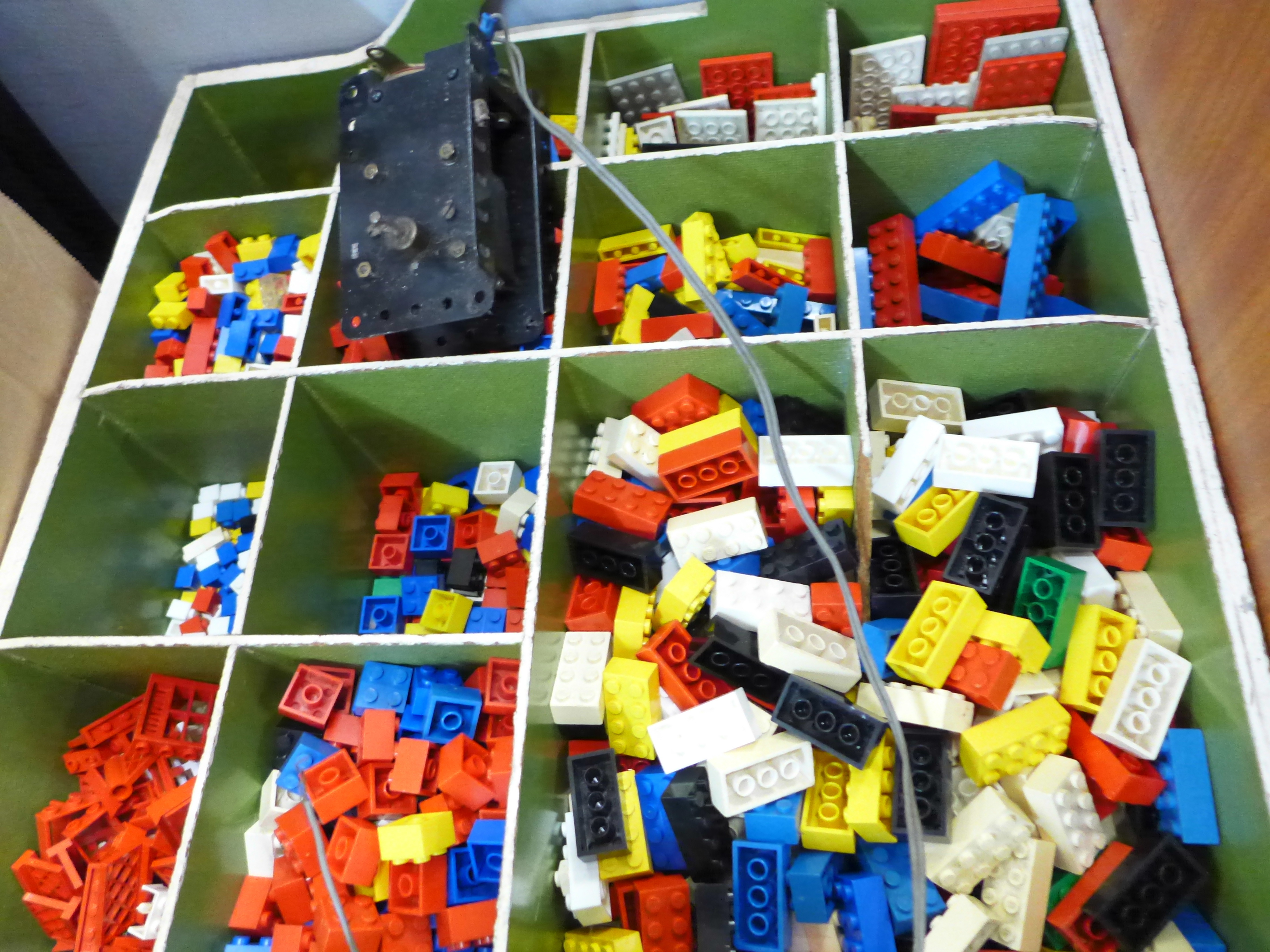 A crate of vintage Lego and a Meccano motor - Bild 3 aus 3