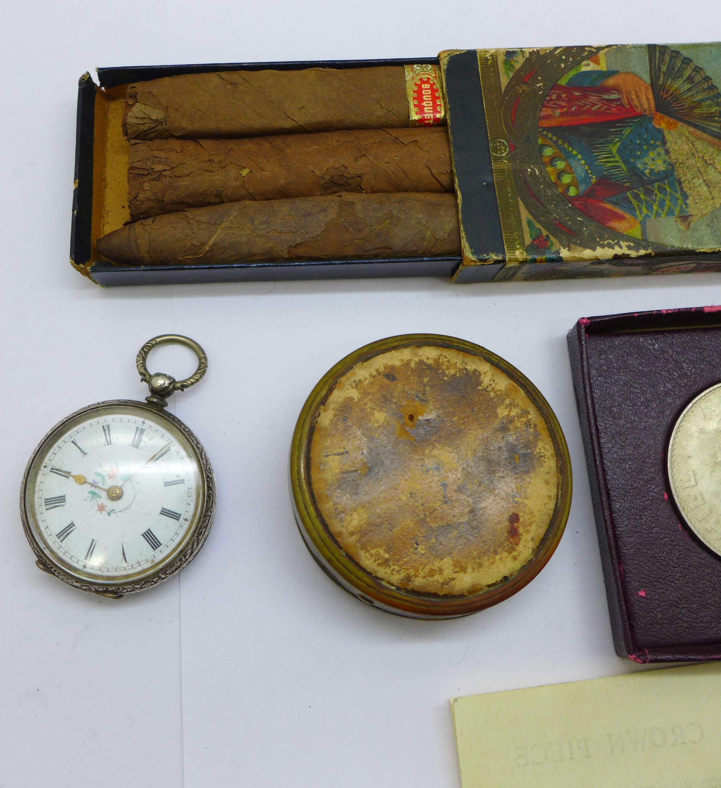 A vintage Coty compact, a/f, an 800 silver fob watch, a/f, three cigars, boxed and a Churchill crown - Bild 2 aus 4