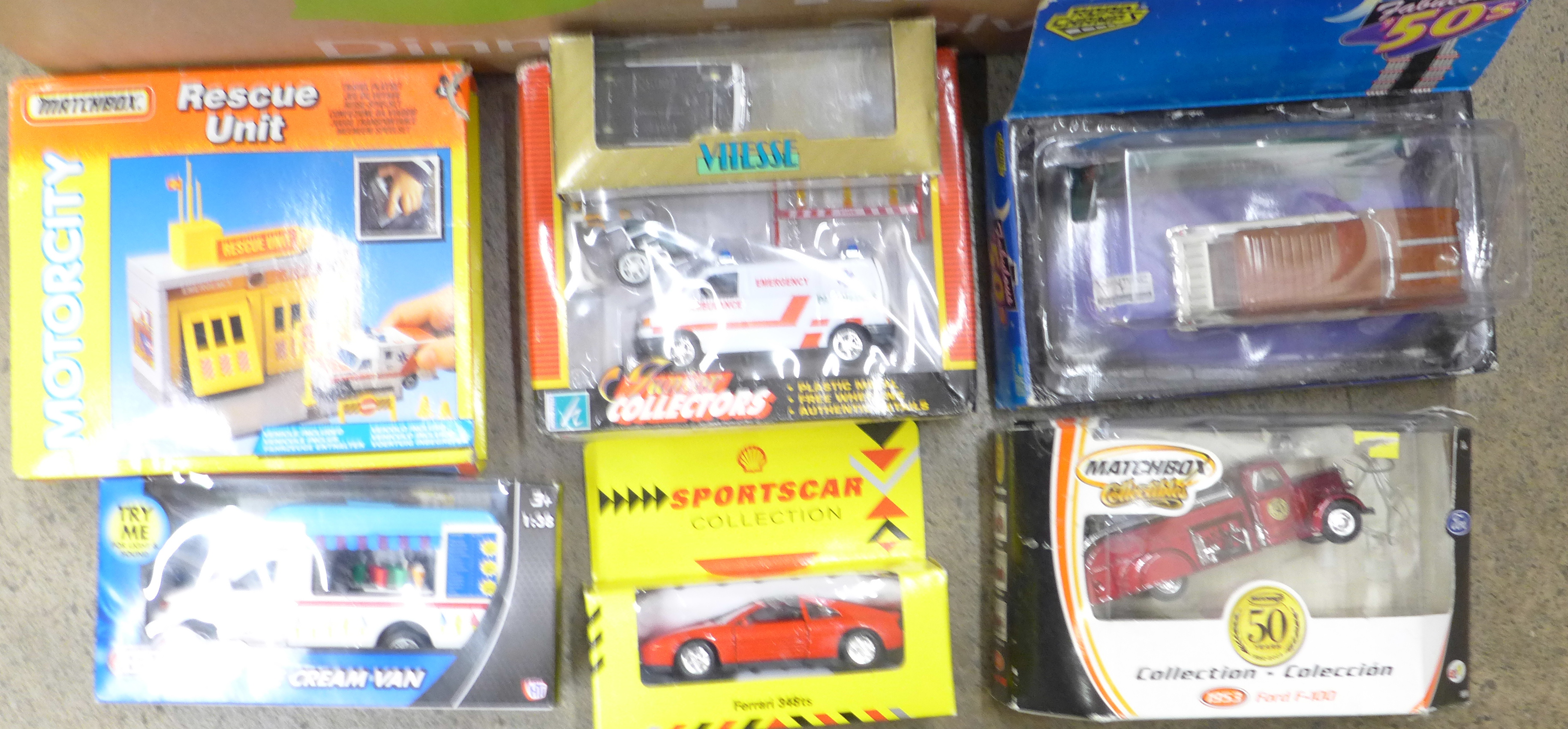 A collection of die-cast model vehicles, boxed - Bild 2 aus 4