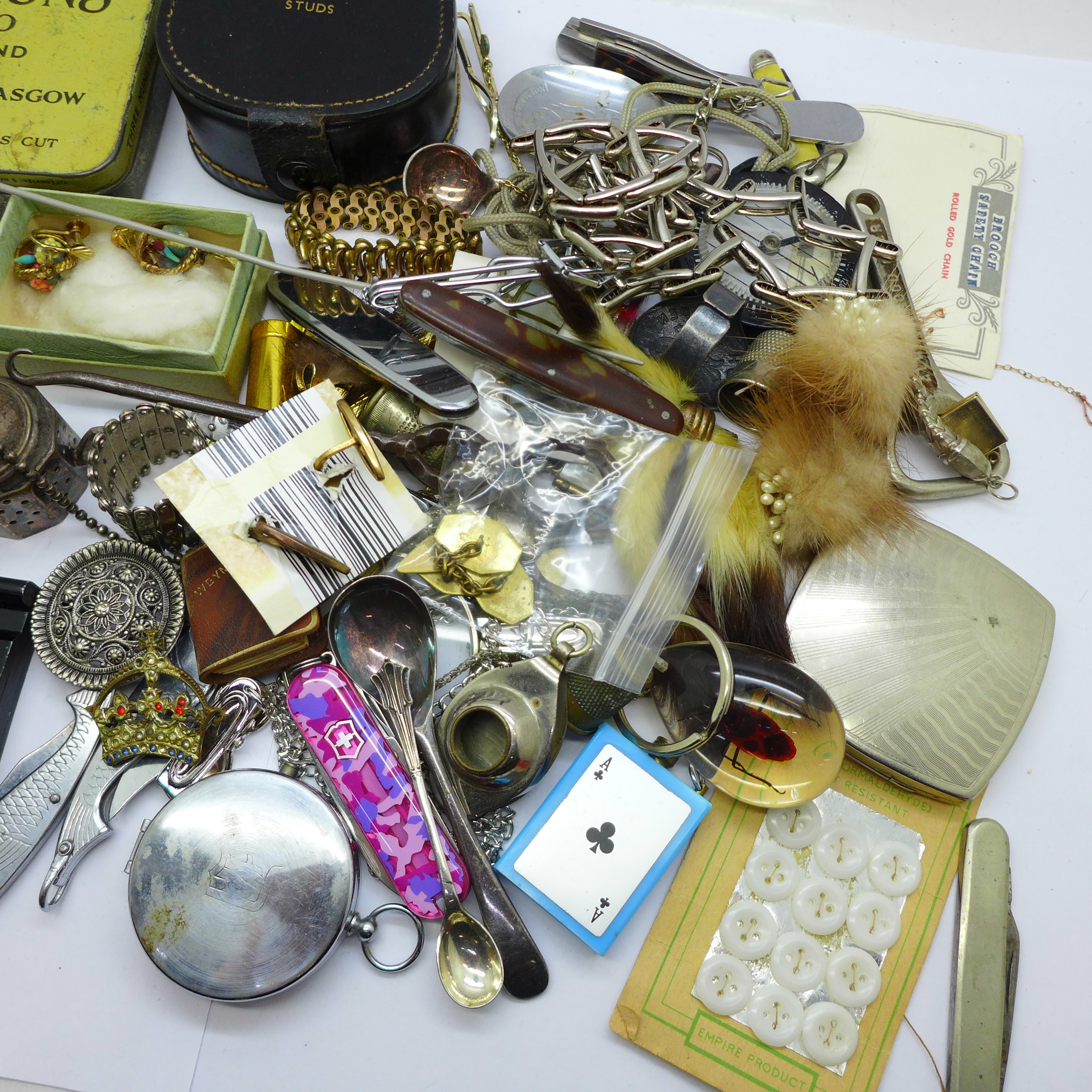 Assorted items including expanding armbands, sewing items, etc. - Bild 3 aus 3