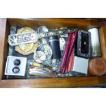 A wooden box containing compact, snuff box, Dior cufflinks, etc.