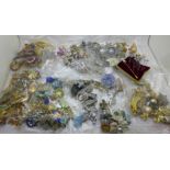 A collection of 180 costume jewellery brooches and hatpins