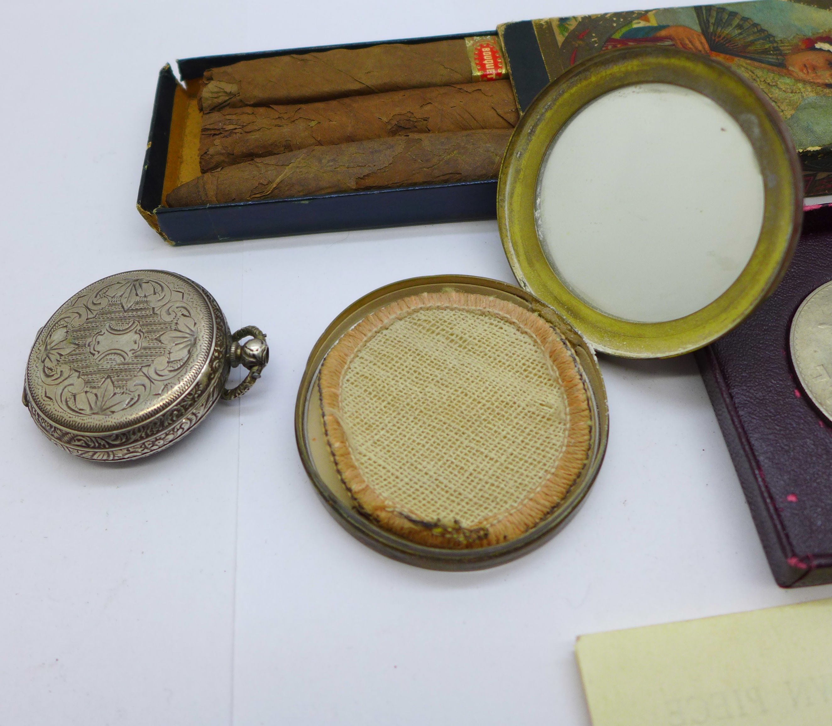 A vintage Coty compact, a/f, an 800 silver fob watch, a/f, three cigars, boxed and a Churchill crown - Bild 4 aus 4